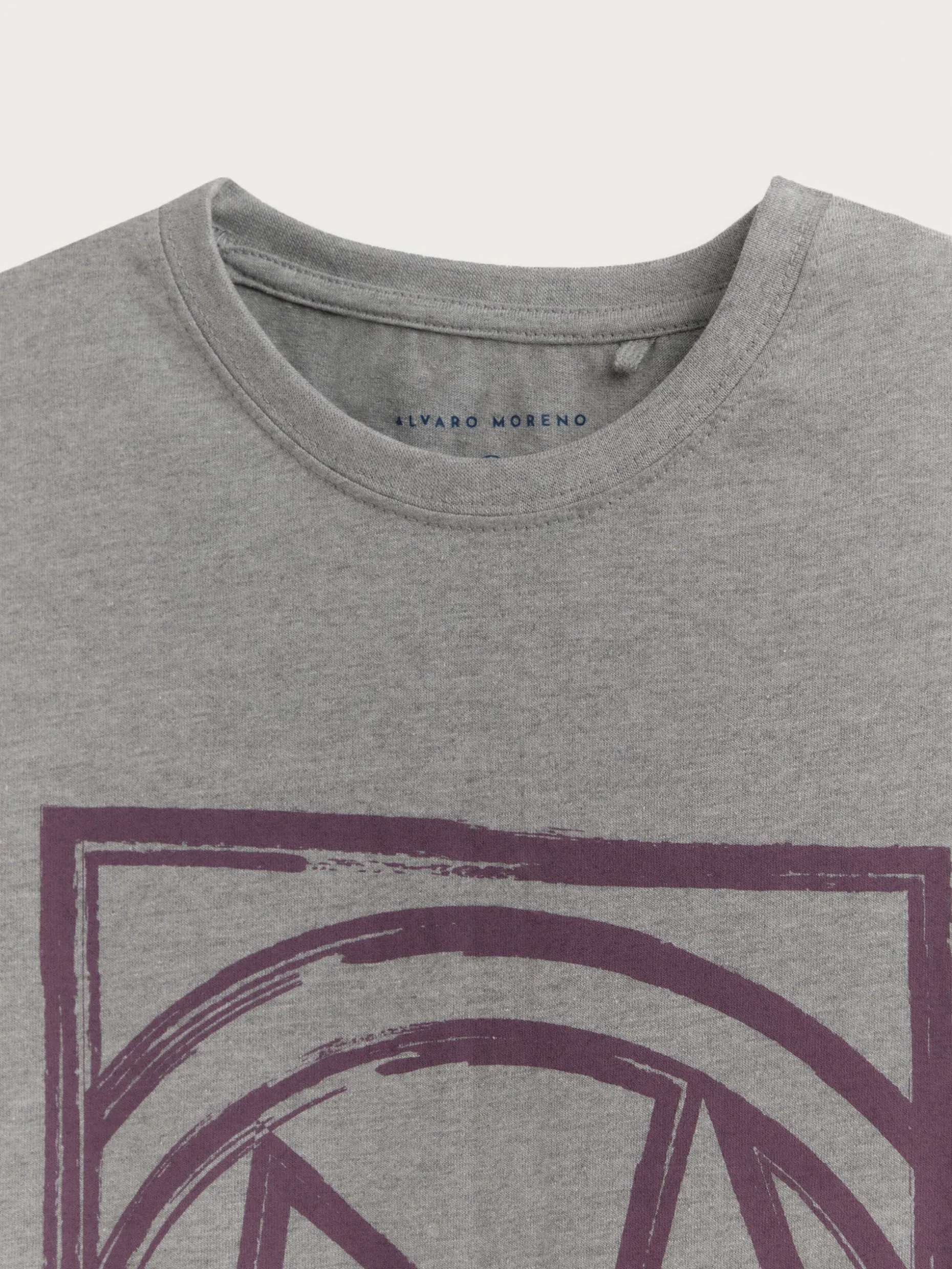 Maglietta Premium con Logo - Design Esclusivo di Alvaro Moreno | Stile Moderno e Conforto Ottimale