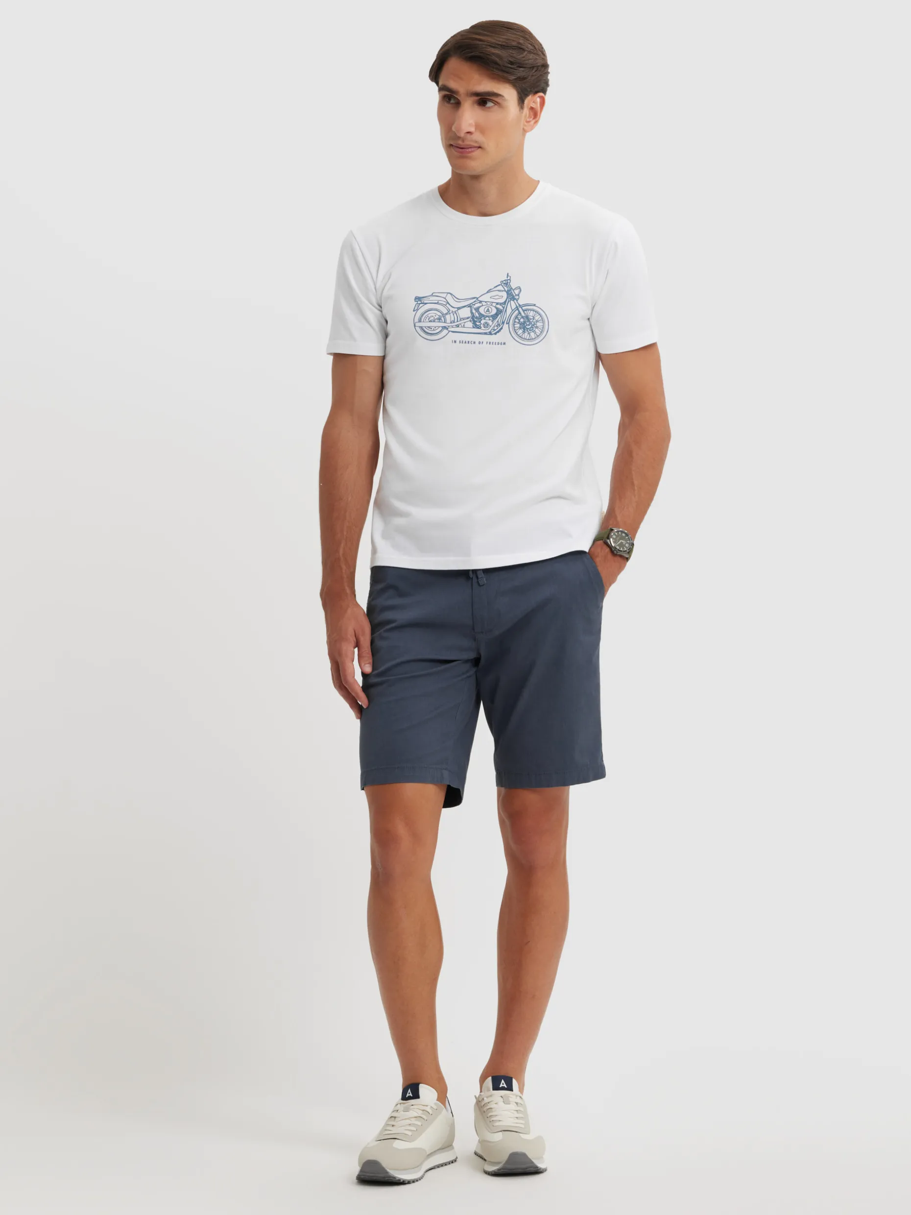 Maglietta Motociclista Originale con Design Esclusivo - Negozio Alvaro Moreno | Stile Urbano Unisex | T-Shirt Personalizzata per Appassionati di Moto 

(：/，，)