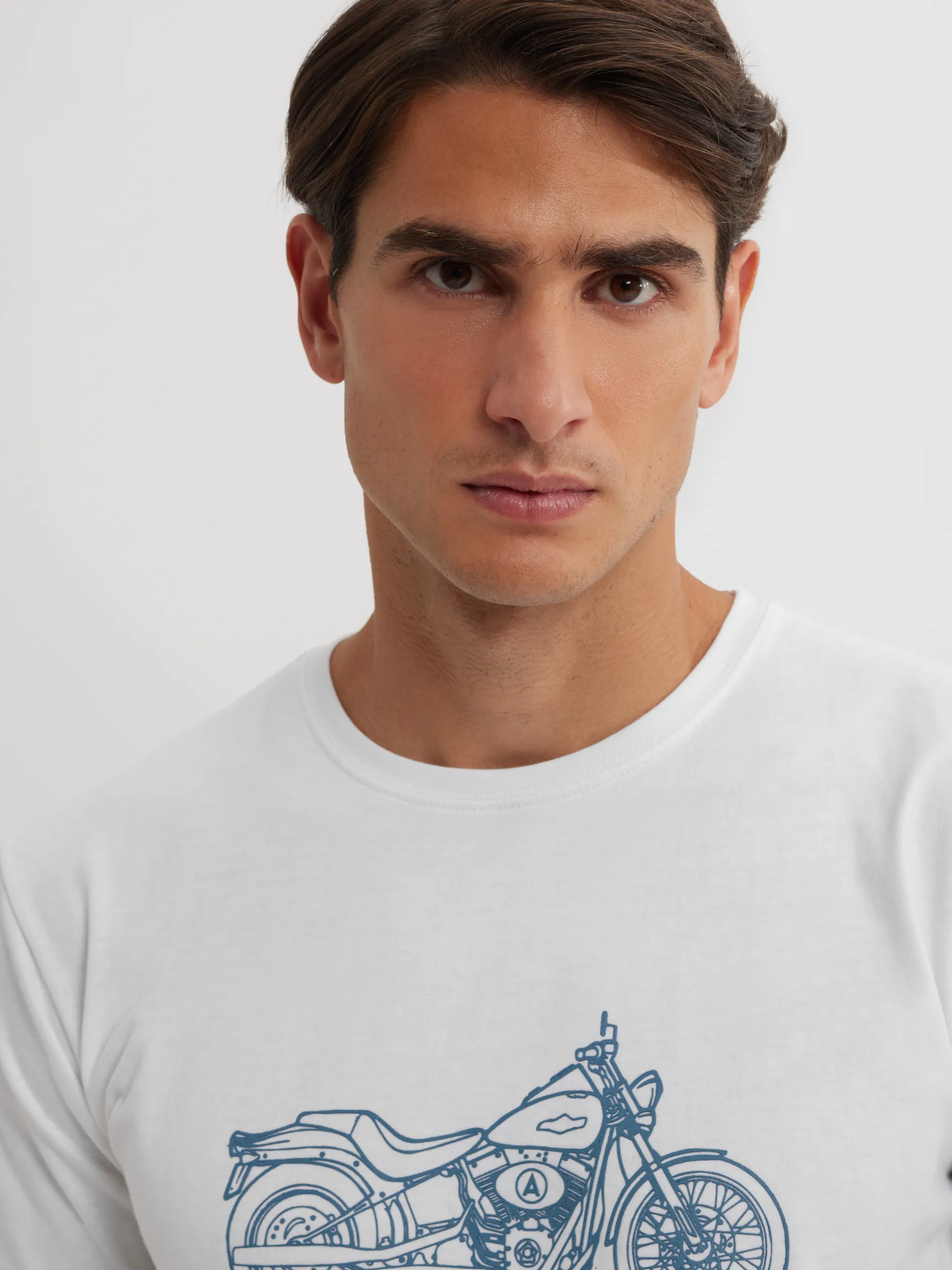 Maglietta Motociclista Originale con Design Esclusivo - Negozio Alvaro Moreno | Stile Urbano Unisex | T-Shirt Personalizzata per Appassionati di Moto 

(：/，，)