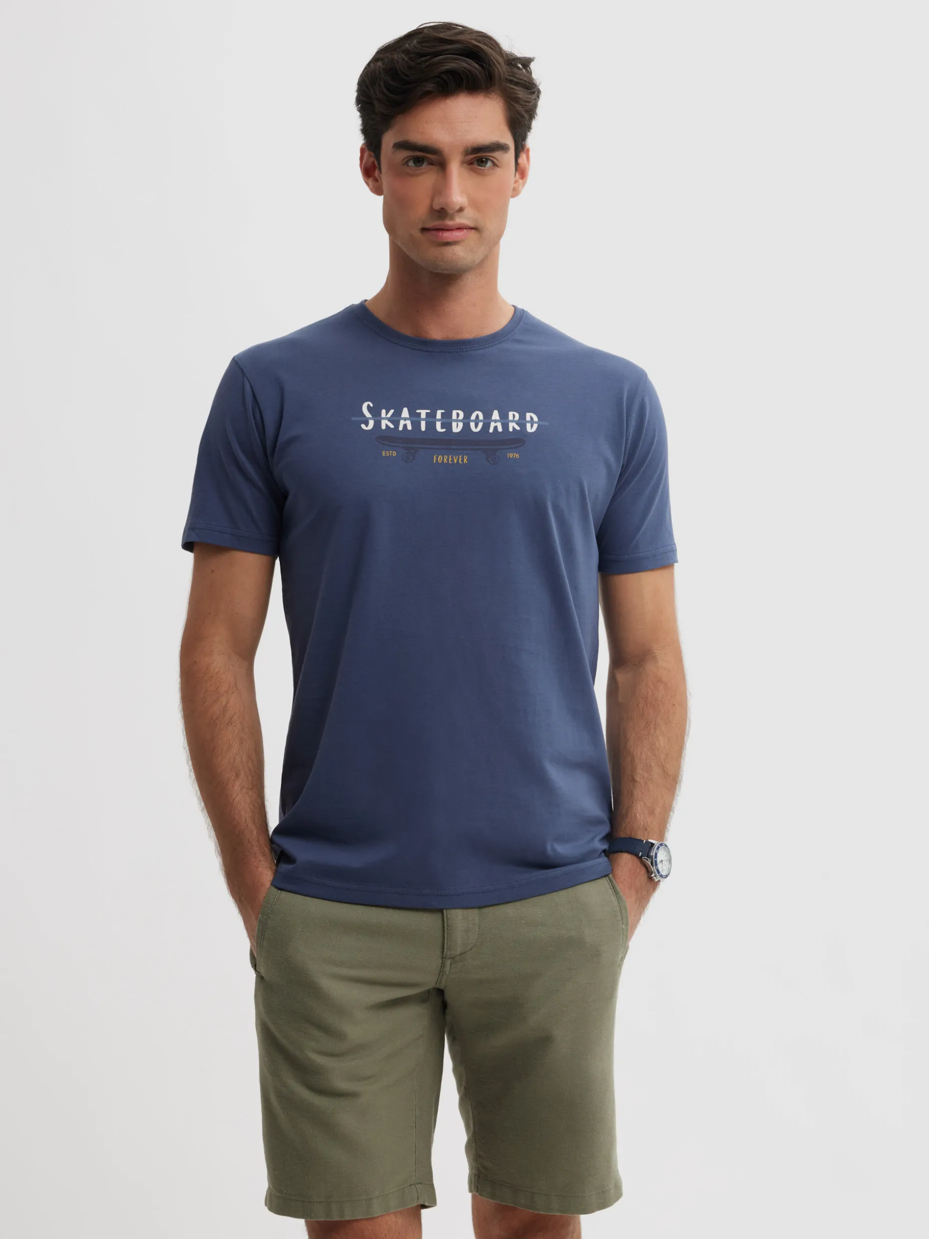 Alvaro Moreno: Maglietta Skate Style con Grafica Esclusiva per Appassionati di Streetwear - Stampa Artistica Unisex, Comfort e Stile Senza Tempo