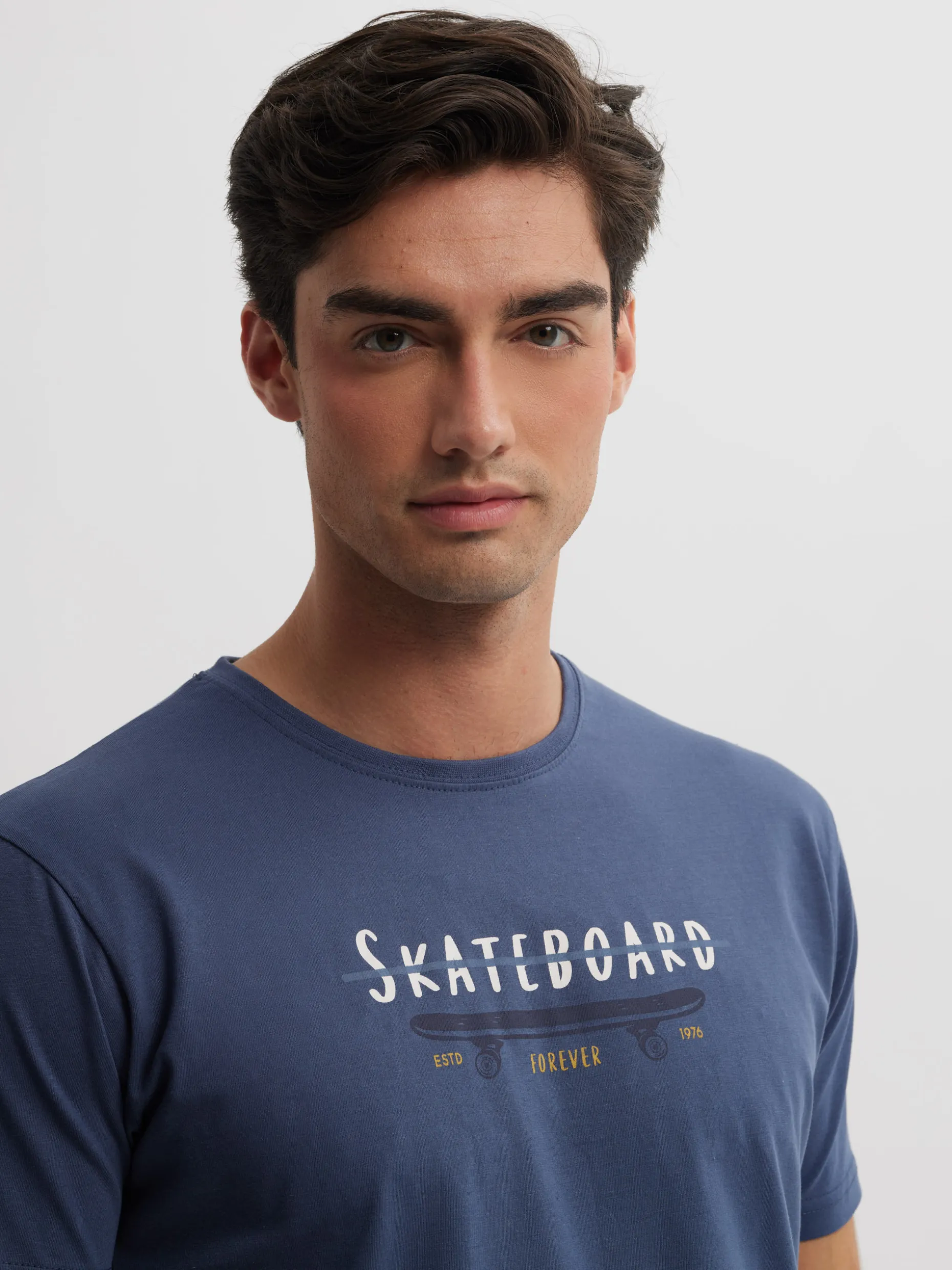 Alvaro Moreno: Maglietta Skate Style con Grafica Esclusiva per Appassionati di Streetwear - Stampa Artistica Unisex, Comfort e Stile Senza Tempo