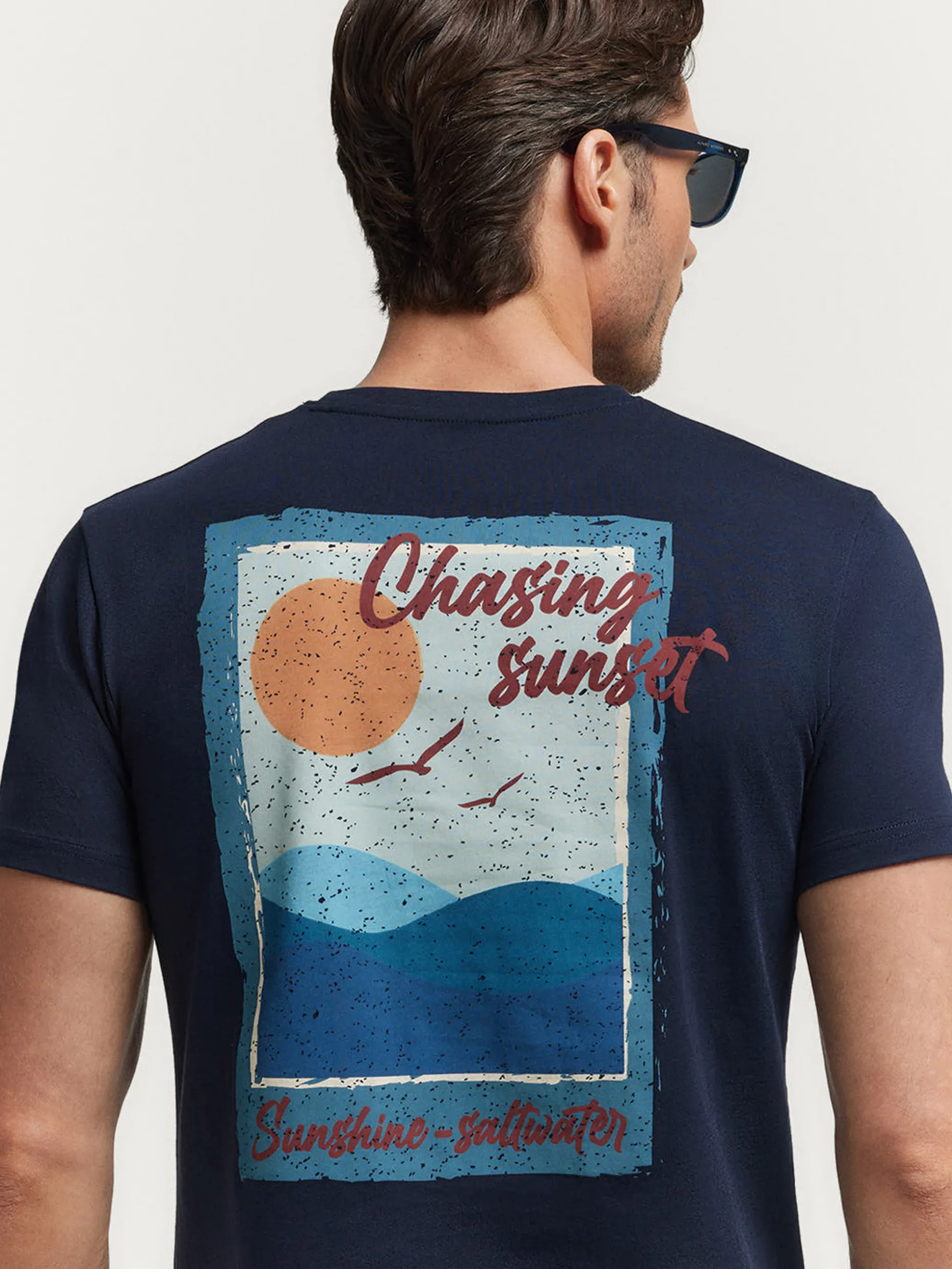 Maglietta Unisex con Stampa Tramonto - Design Moderno | Collezione Primavera/Estate 2024 di Alvaro Moreno | T-shirt Casual in Cotone Bio con Dettagli Artistici - Ideale per Tutti i Giorni