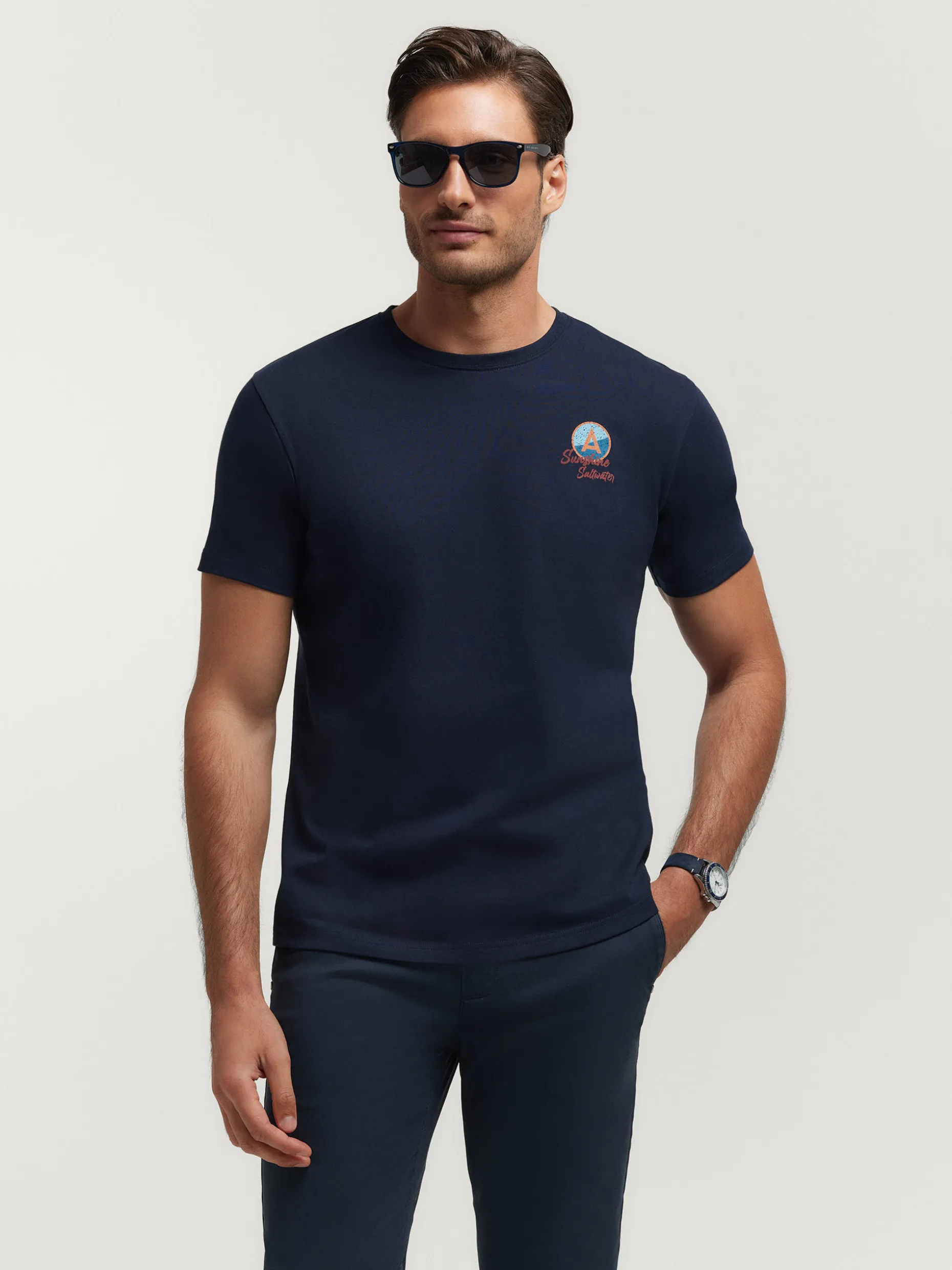 Maglietta Unisex con Stampa Tramonto - Design Moderno | Collezione Primavera/Estate 2024 di Alvaro Moreno | T-shirt Casual in Cotone Bio con Dettagli Artistici - Ideale per Tutti i Giorni