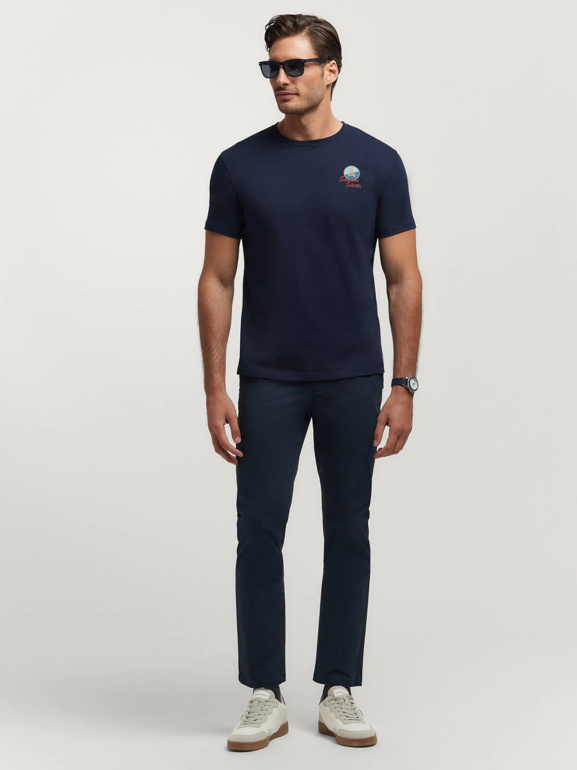 Maglietta Unisex con Stampa Tramonto - Design Moderno | Collezione Primavera/Estate 2024 di Alvaro Moreno | T-shirt Casual in Cotone Bio con Dettagli Artistici - Ideale per Tutti i Giorni