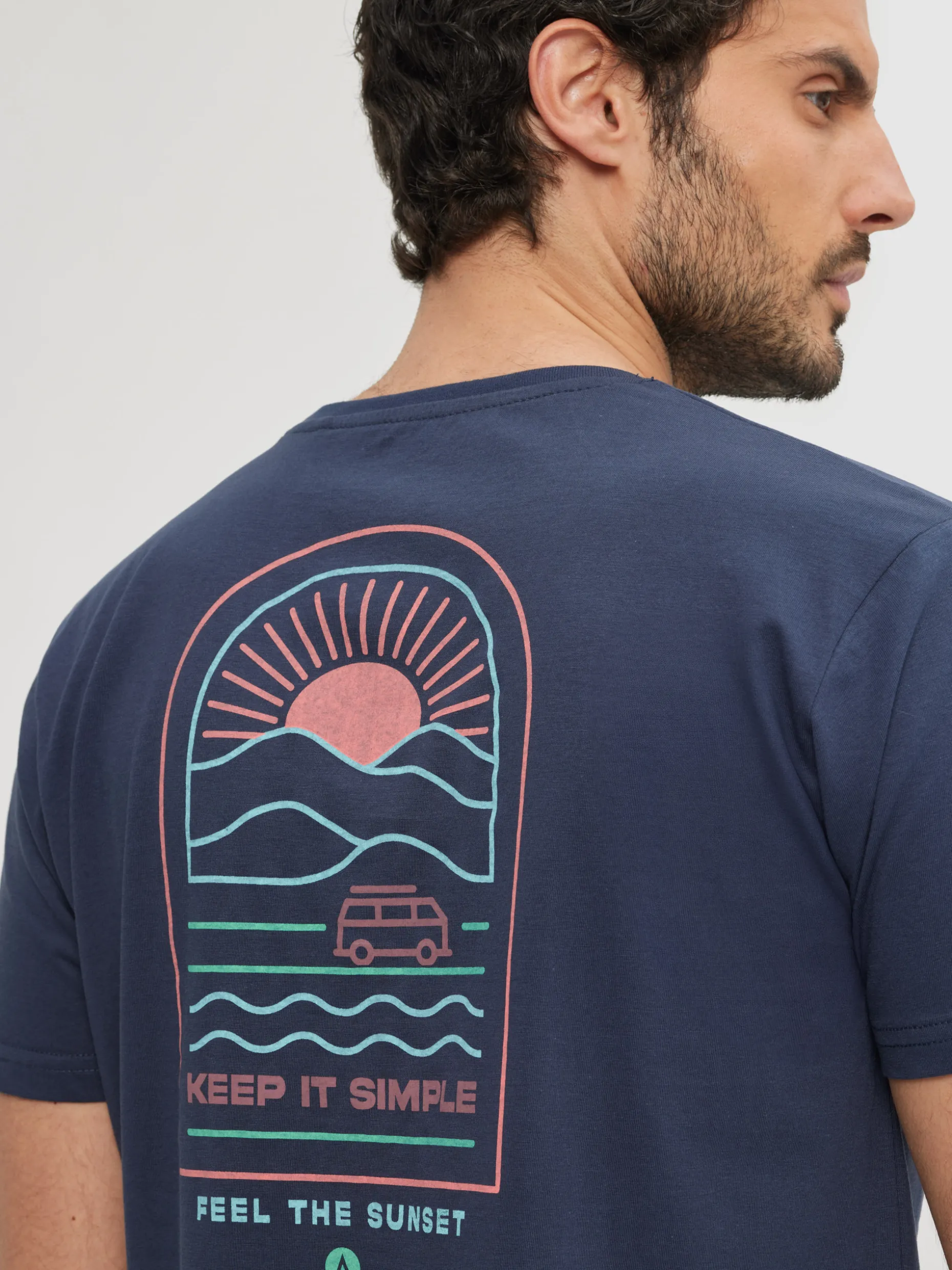 Maglietta Unisex Essenziale con Stampa Tramonto Dorato - Collezione Autunno 2023 | Tessuto Premium di Alvaro Moreno Store