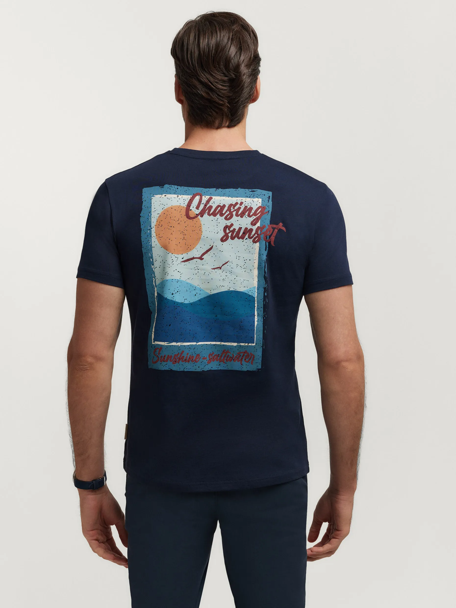 Maglietta Unisex con Stampa Tramonto - Design Moderno | Collezione Primavera/Estate 2024 di Alvaro Moreno | T-shirt Casual in Cotone Bio con Dettagli Artistici - Ideale per Tutti i Giorni