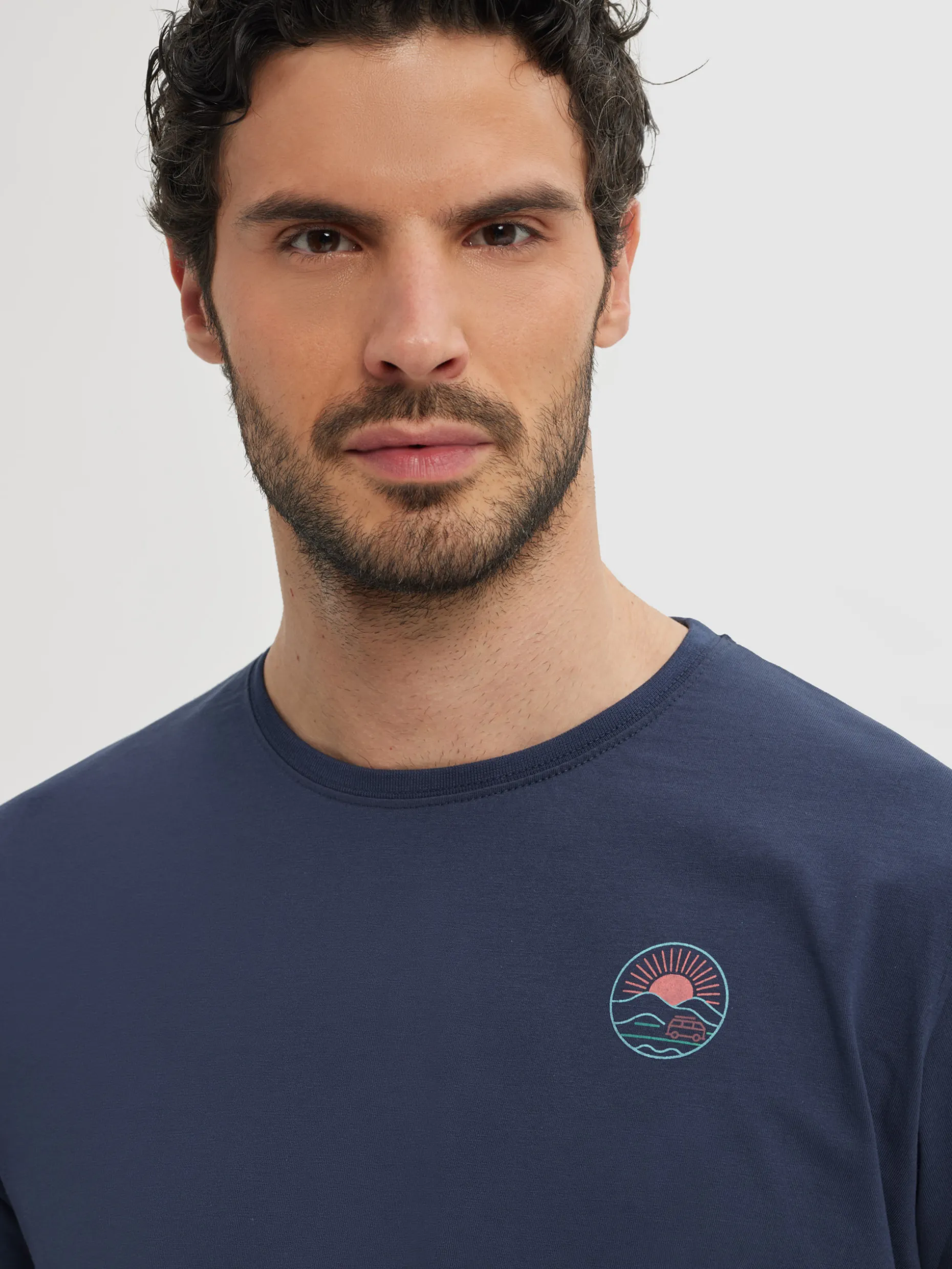 Maglietta Unisex Essenziale con Stampa Tramonto Dorato - Collezione Autunno 2023 | Tessuto Premium di Alvaro Moreno Store