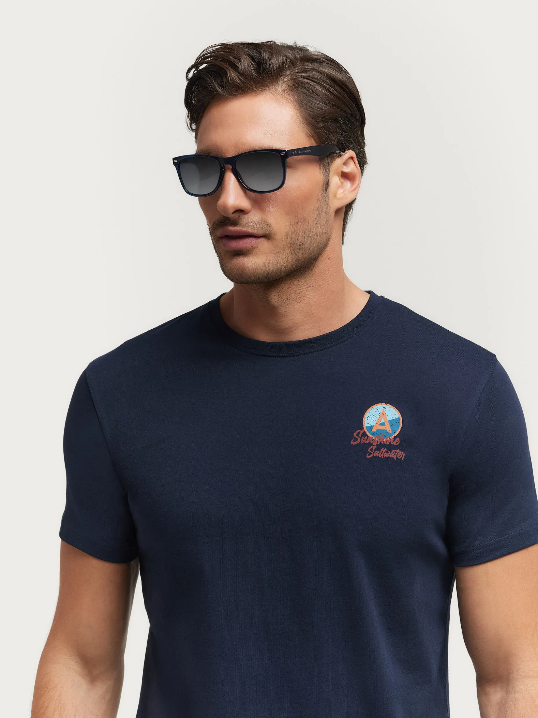 Maglietta Unisex con Stampa Tramonto - Design Moderno | Collezione Primavera/Estate 2024 di Alvaro Moreno | T-shirt Casual in Cotone Bio con Dettagli Artistici - Ideale per Tutti i Giorni