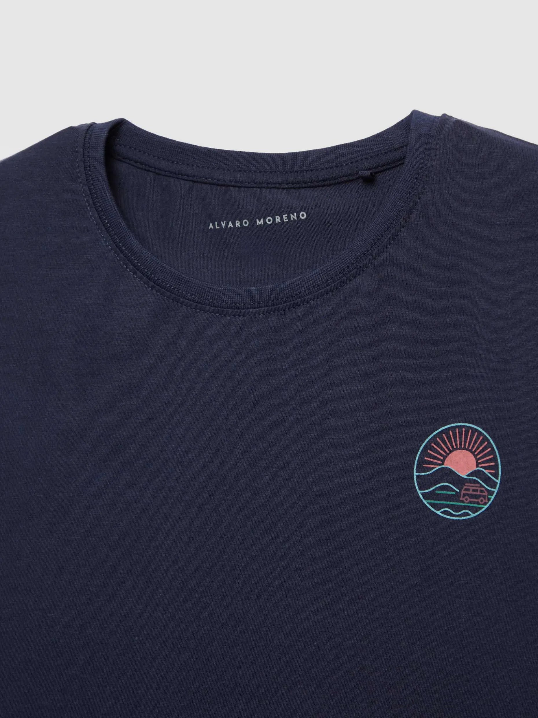 Maglietta Unisex Essenziale con Stampa Tramonto Dorato - Collezione Autunno 2023 | Tessuto Premium di Alvaro Moreno Store