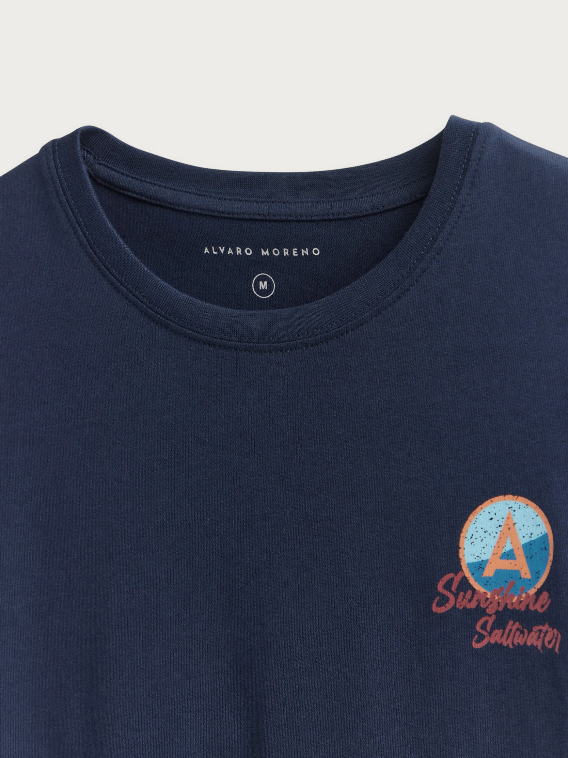 Maglietta Unisex con Stampa Tramonto - Design Moderno | Collezione Primavera/Estate 2024 di Alvaro Moreno | T-shirt Casual in Cotone Bio con Dettagli Artistici - Ideale per Tutti i Giorni