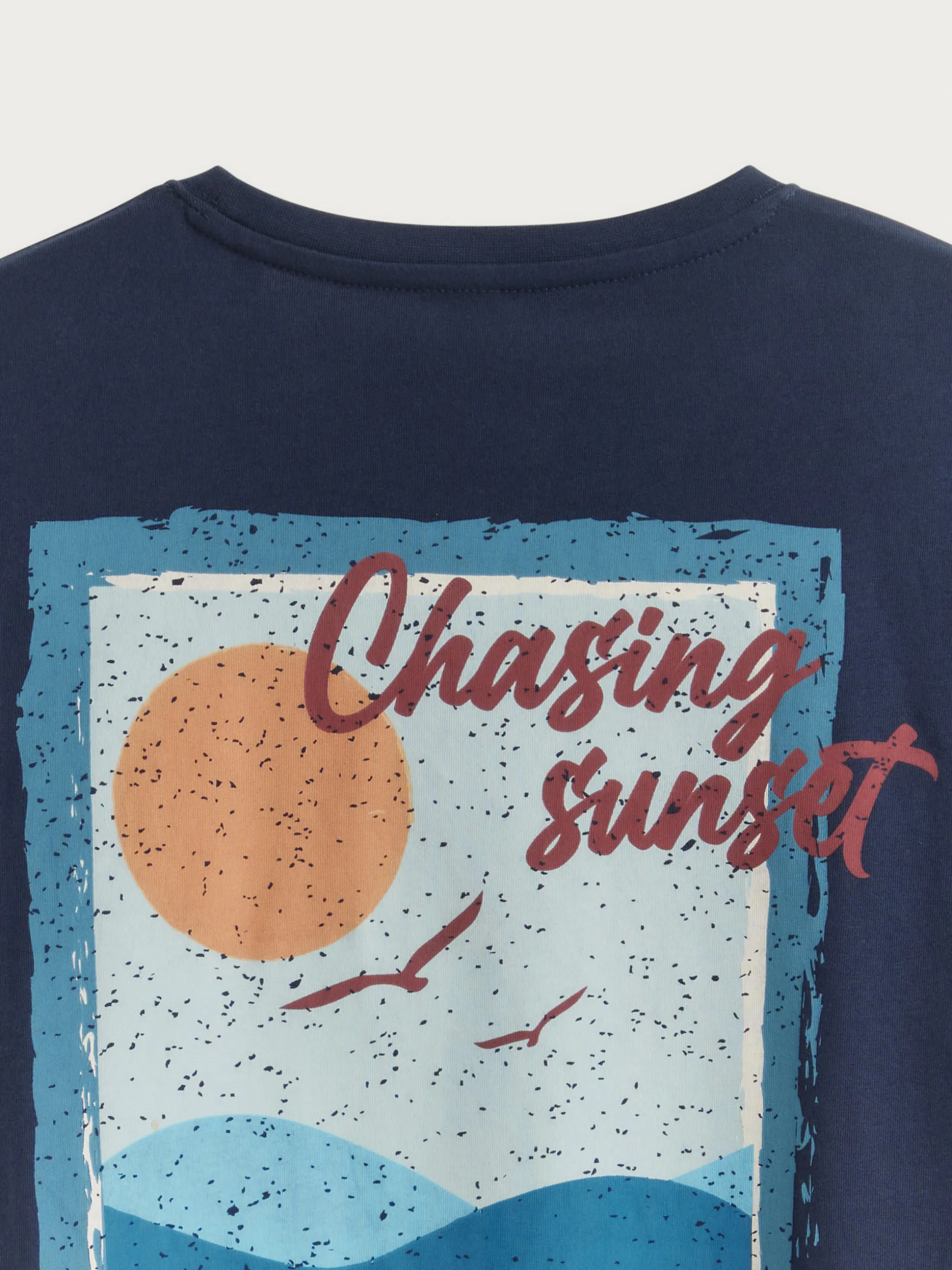 Maglietta Unisex con Stampa Tramonto - Design Moderno | Collezione Primavera/Estate 2024 di Alvaro Moreno | T-shirt Casual in Cotone Bio con Dettagli Artistici - Ideale per Tutti i Giorni