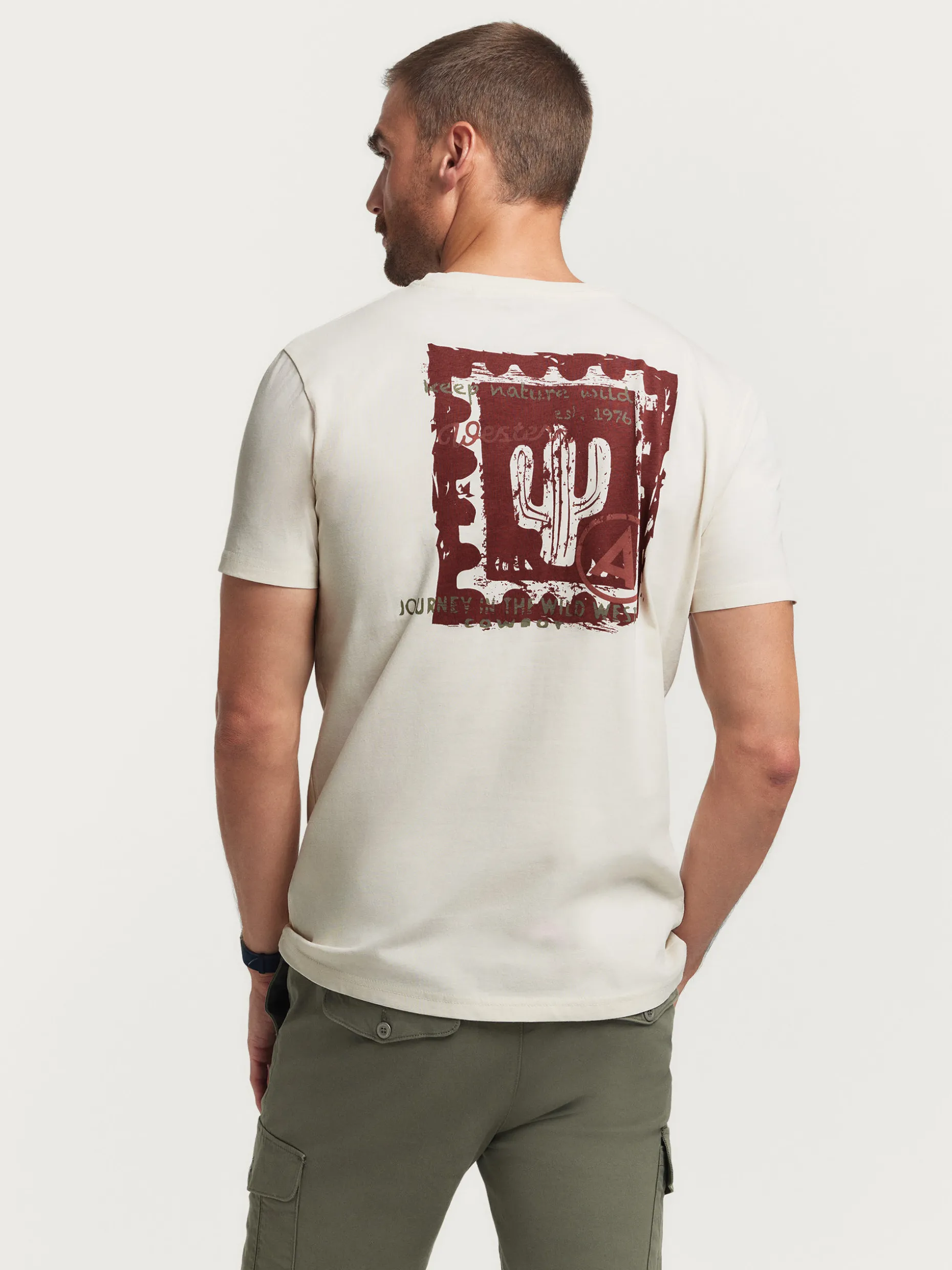 Maglietta Western Stile Ranch con Design Esclusivo - Collezione Firmata Alvaro Moreno 

(：，