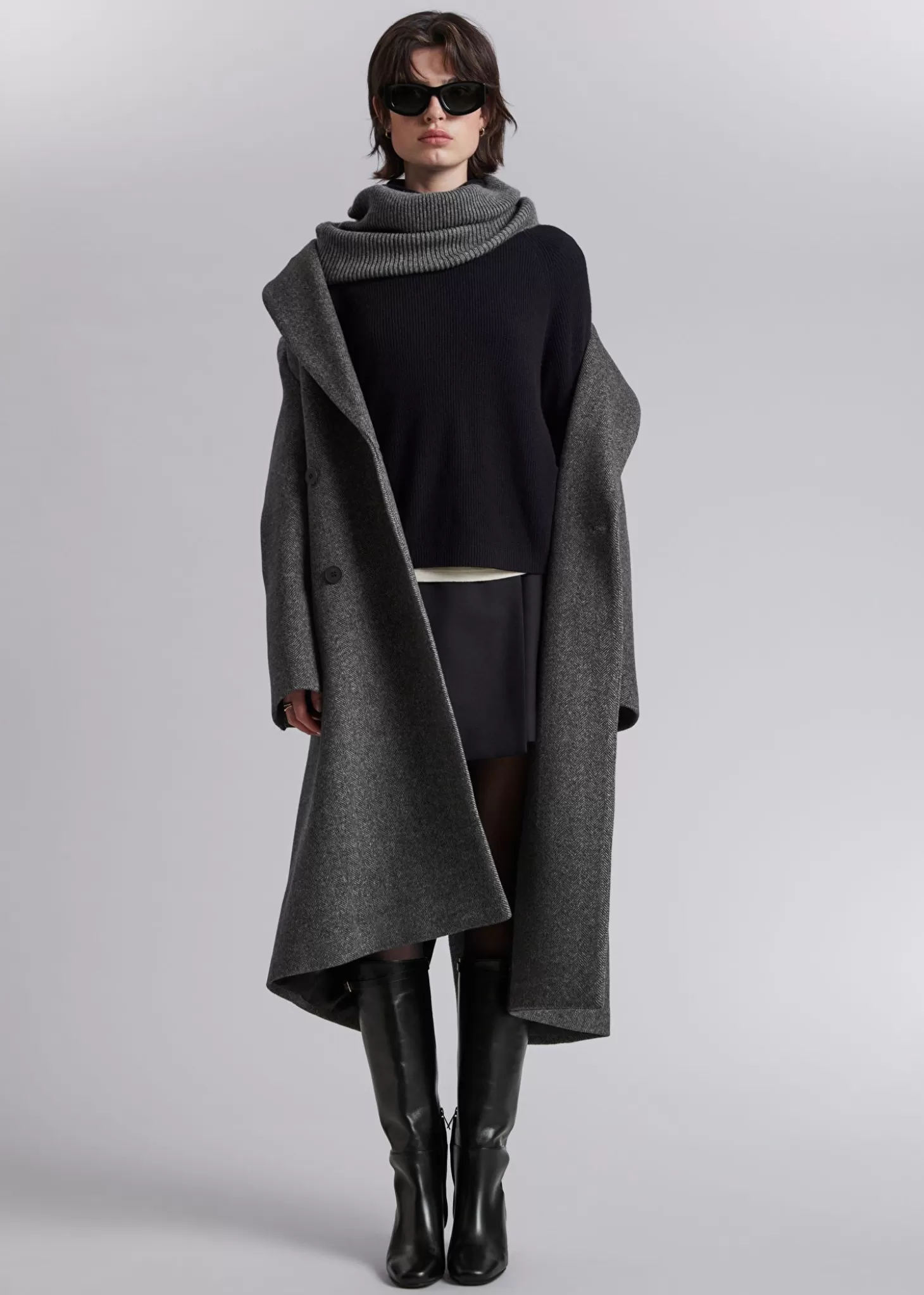 Maglione in cashmere con collo avvolgente di Store & Other Stories - Nero classico

（：