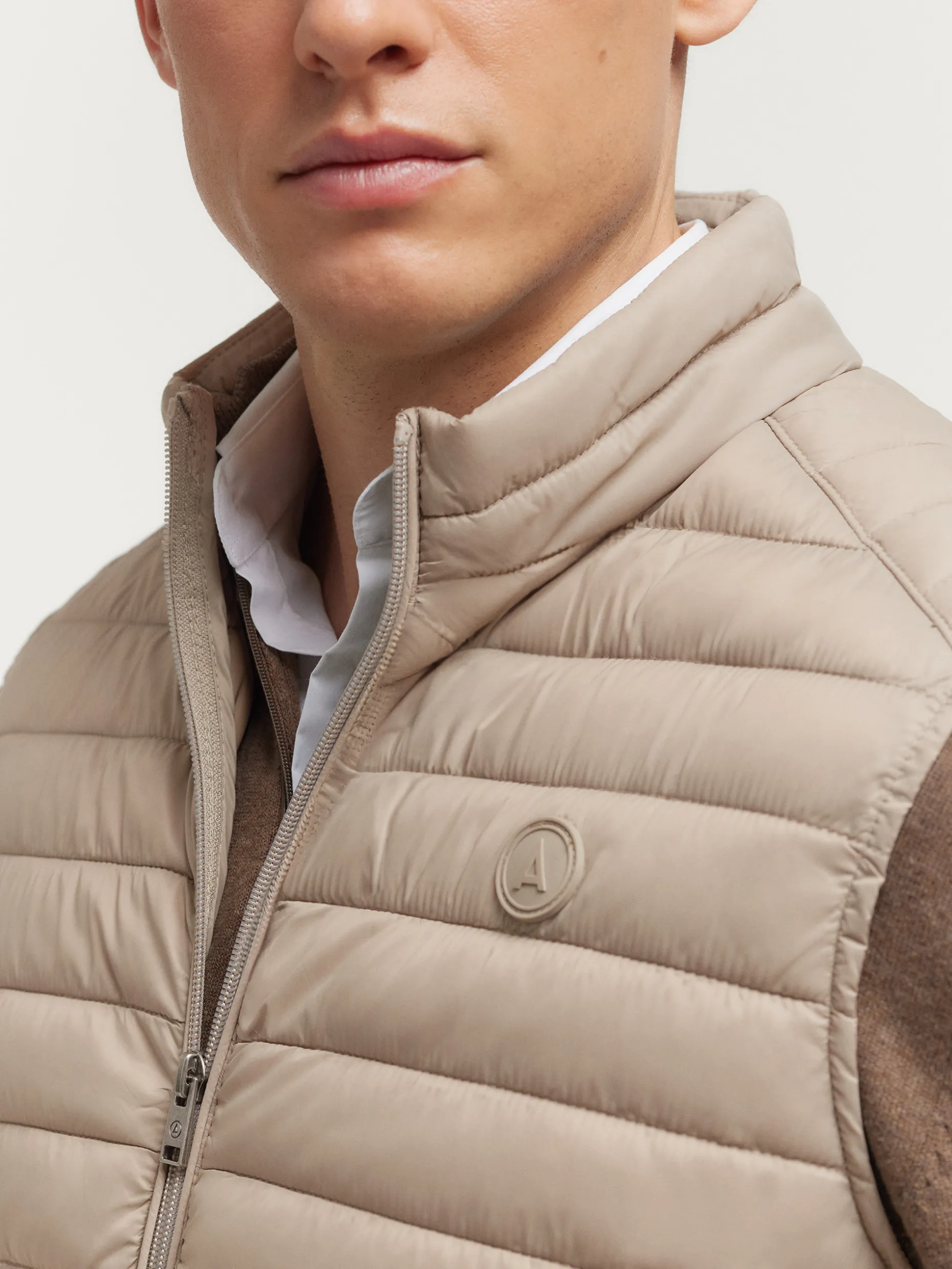 Chaleco Denker Stilizzato Uomo - Design Esclusivo Álvaro Moreno | Moda Confortevole Autunno/Inverno 2024