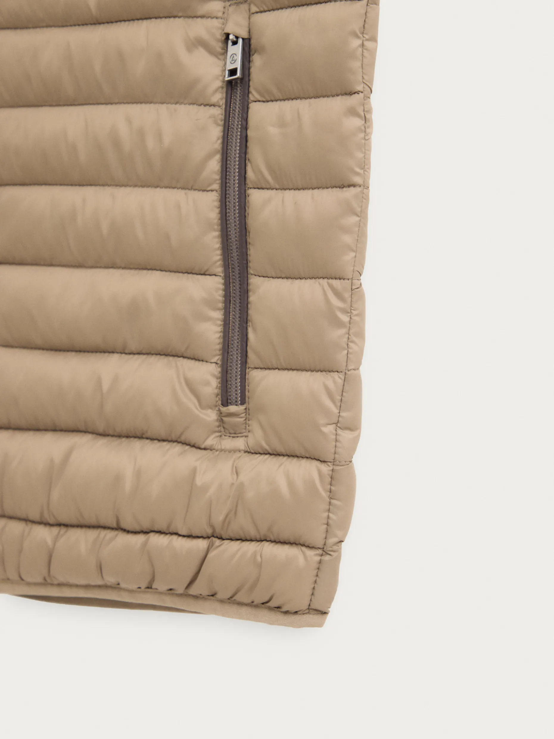 Giacca Trapuntata Denker in Offerta - Modello Alvaro Moreno Elegante 

(：，、、，，。)