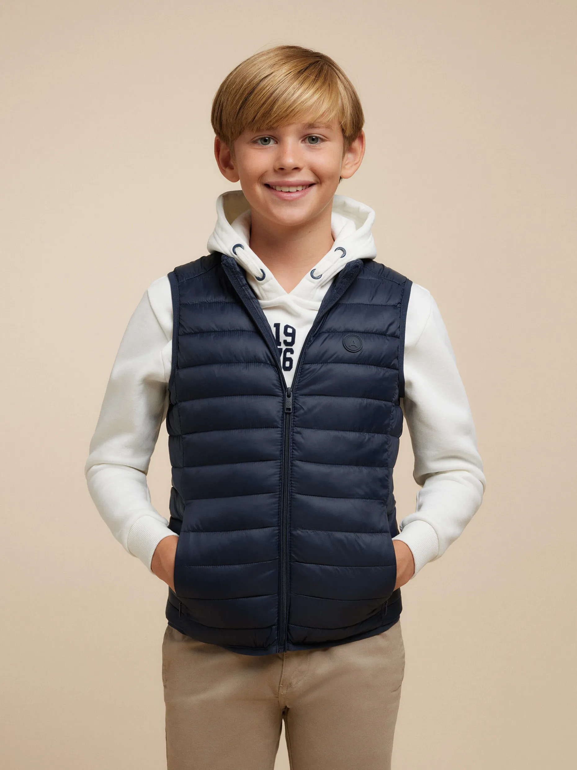 Giubbottino Niro Junior - Design Comodo e Stiloso di Alvaro Moreno per Bambini Attivi