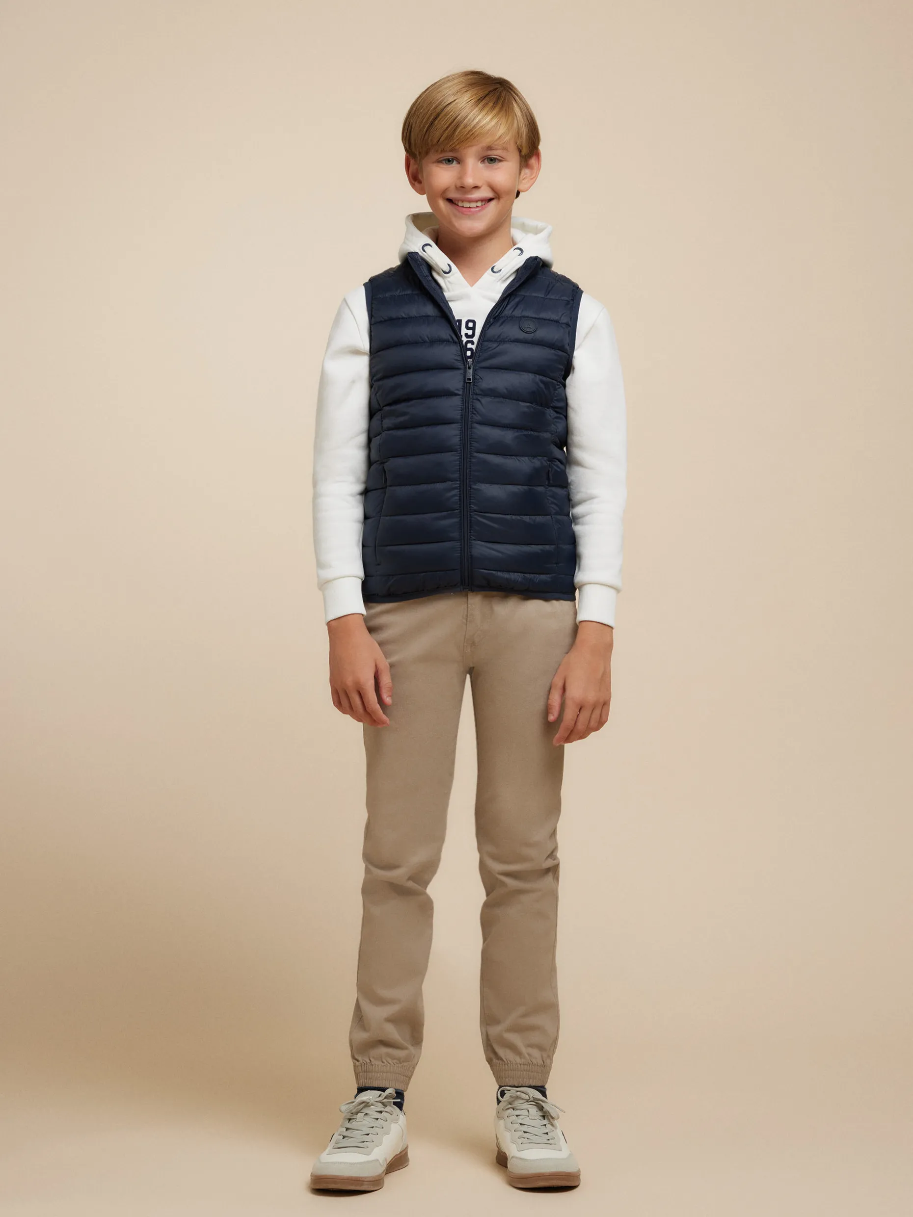 Giubbottino Niro Junior - Design Comodo e Stiloso di Alvaro Moreno per Bambini Attivi