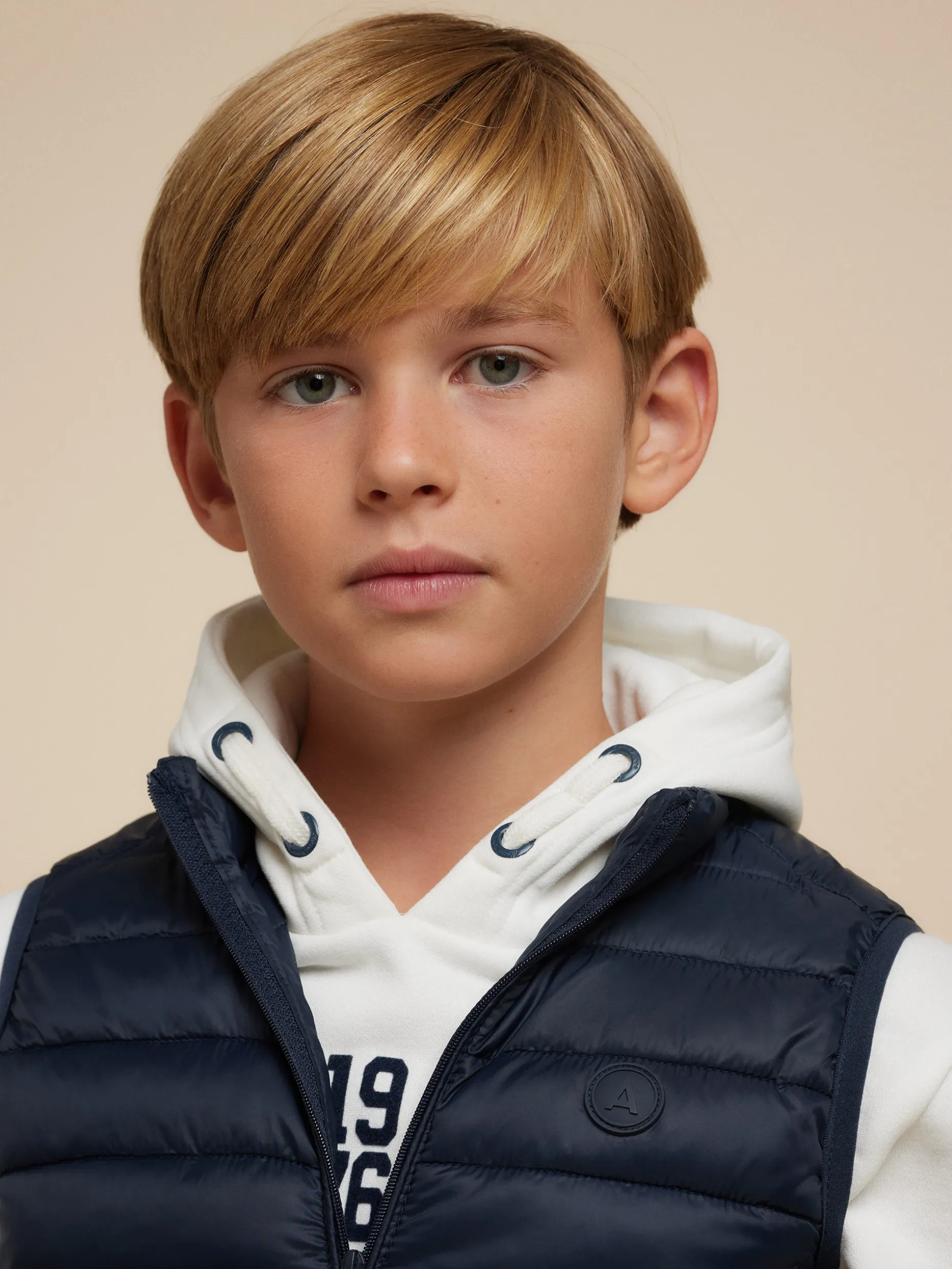 Giubbottino Niro Junior - Design Comodo e Stiloso di Alvaro Moreno per Bambini Attivi