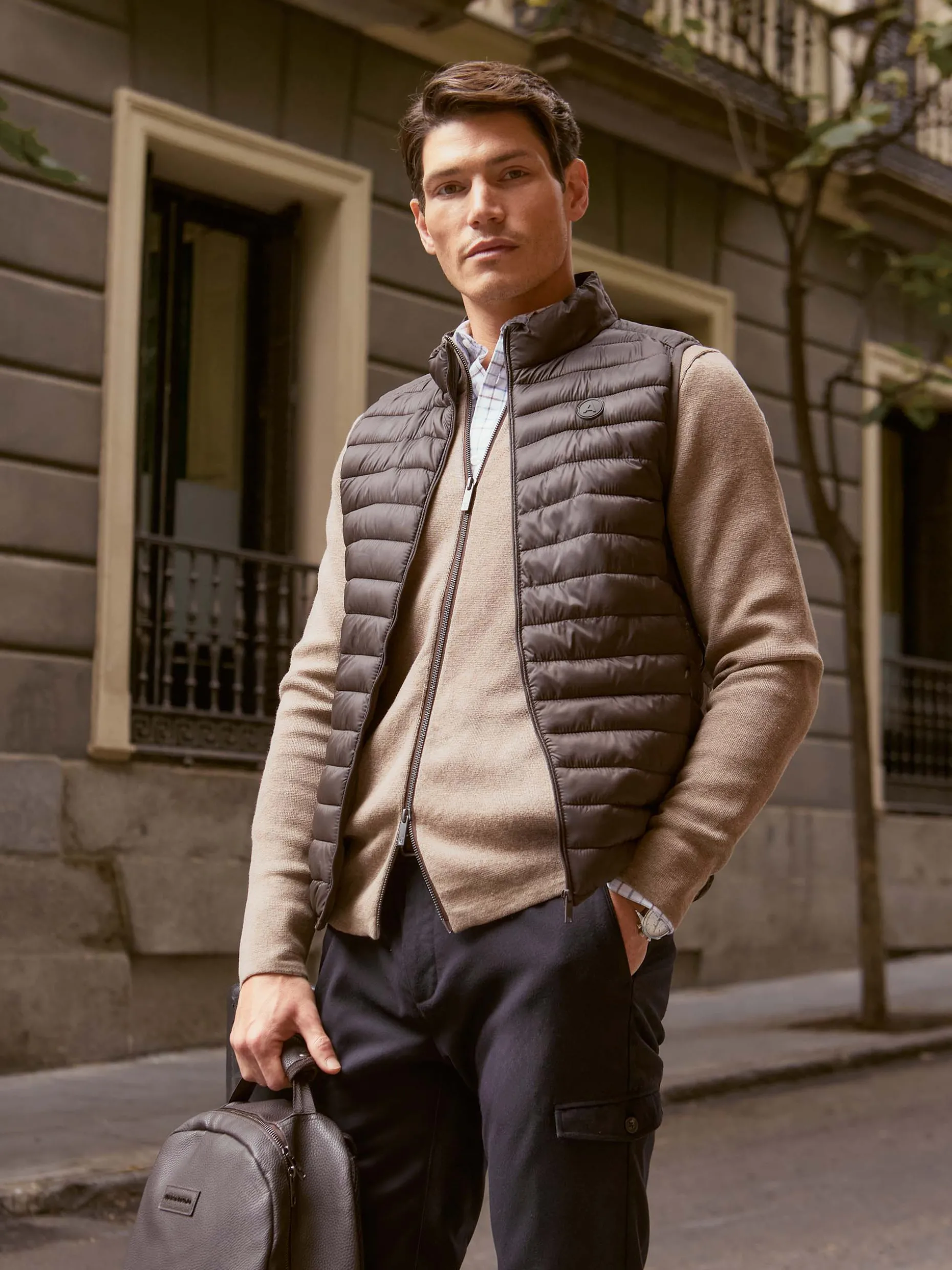 Gilet Marrone Scuro Modello Niro - Collezione Esclusiva Autunno/Inverno 2024 by Alvaro Moreno 

(：，