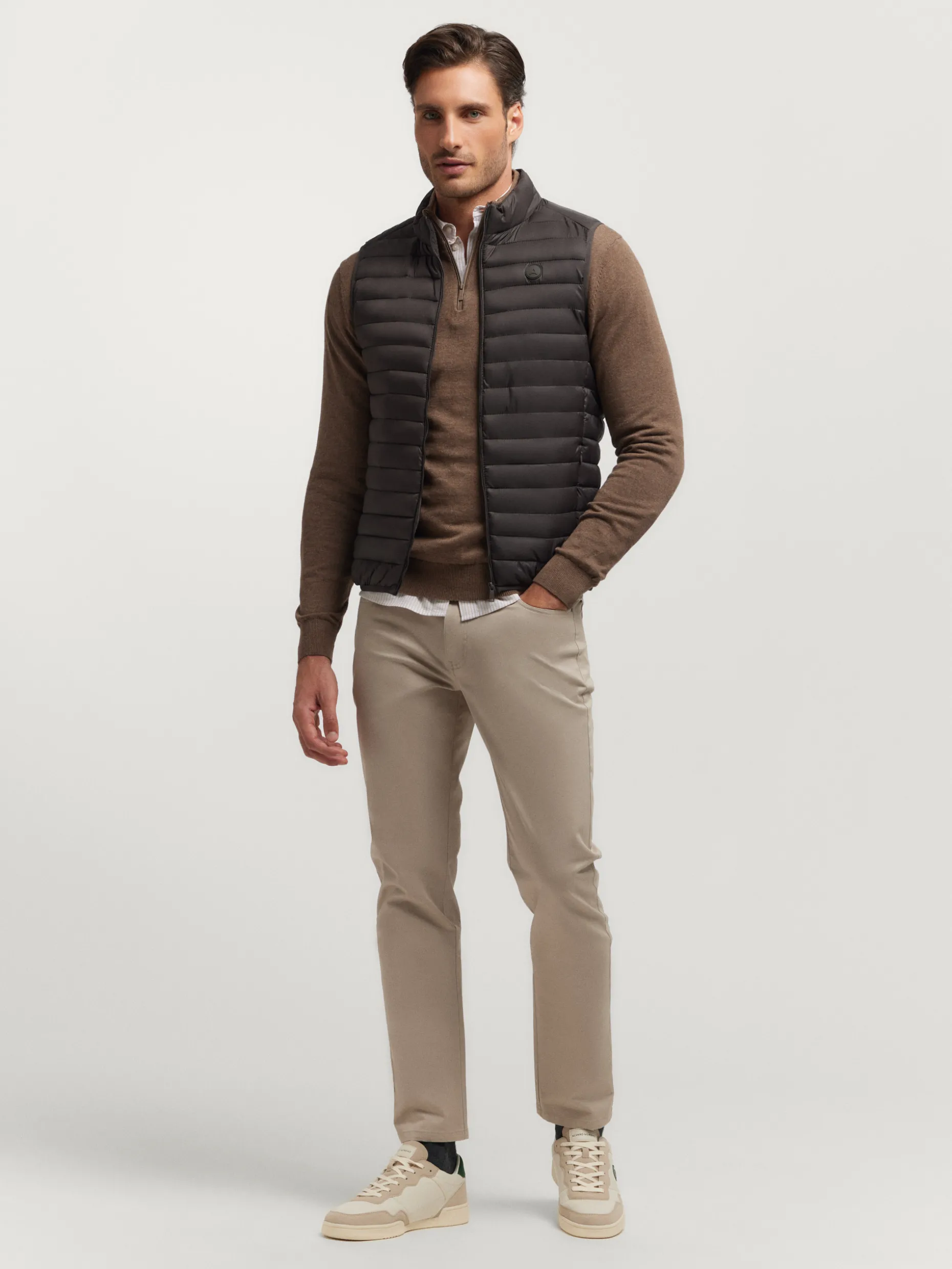 Gilet Marrone Scuro Modello Niro - Collezione Esclusiva Autunno/Inverno 2024 by Alvaro Moreno 

(：，