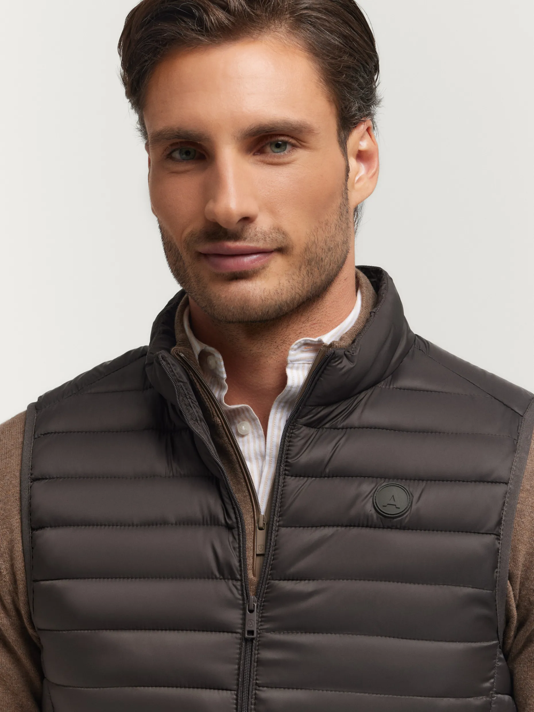 Gilet Marrone Scuro Modello Niro - Collezione Esclusiva Autunno/Inverno 2024 by Alvaro Moreno 

(：，