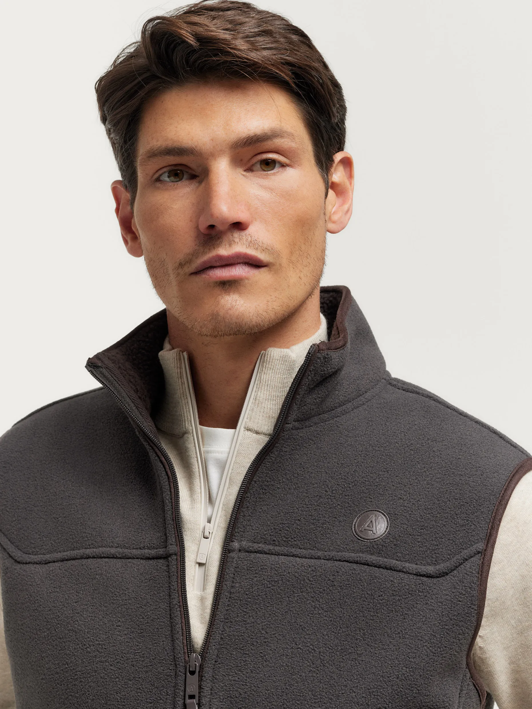 Gilet Avventura Marrone Cacao | Design Ergonomico Alvaro Moreno | Perfetto per Escursioni e Stile Casual