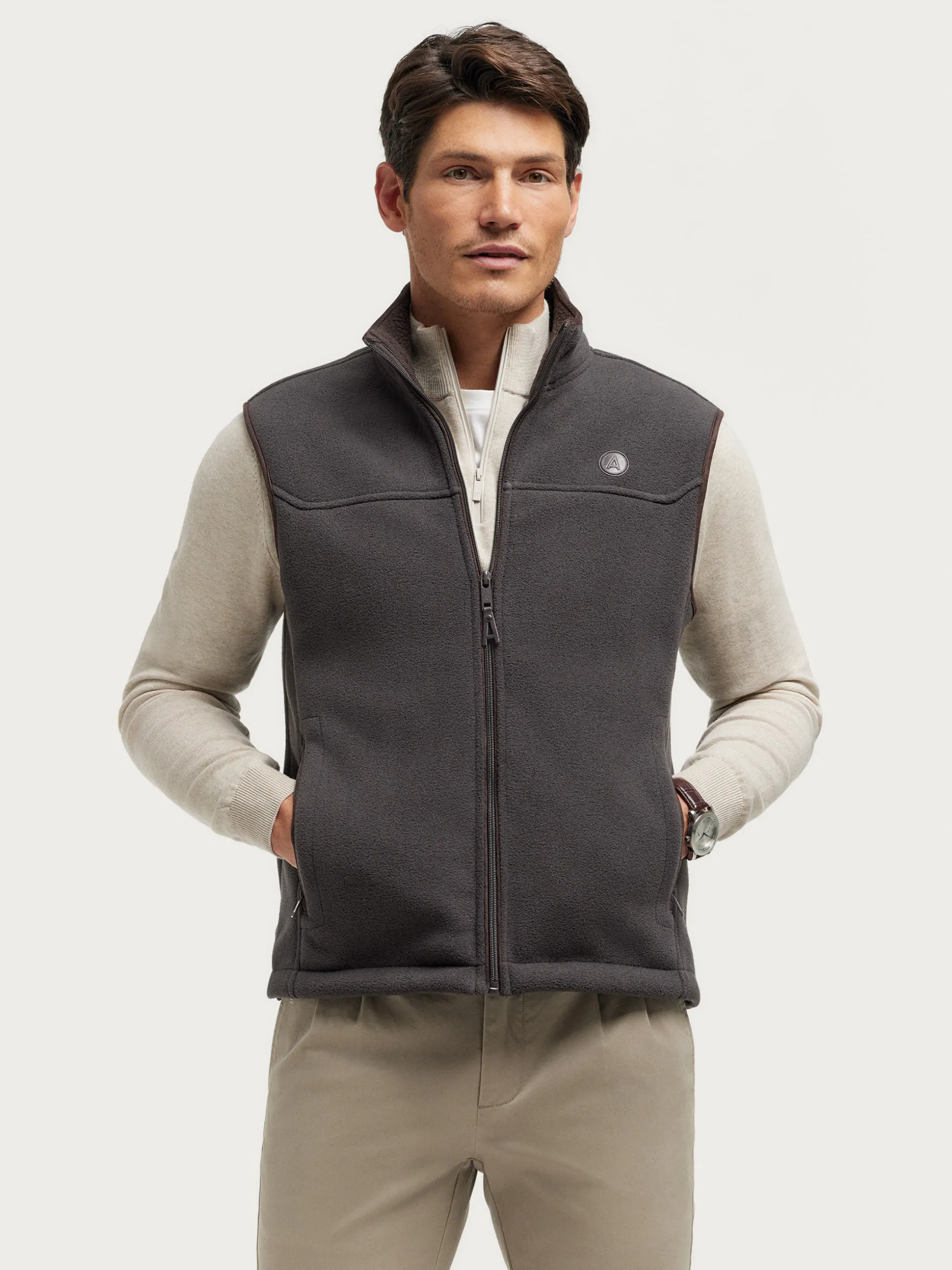 Gilet Avventura Marrone Cacao | Design Ergonomico Alvaro Moreno | Perfetto per Escursioni e Stile Casual