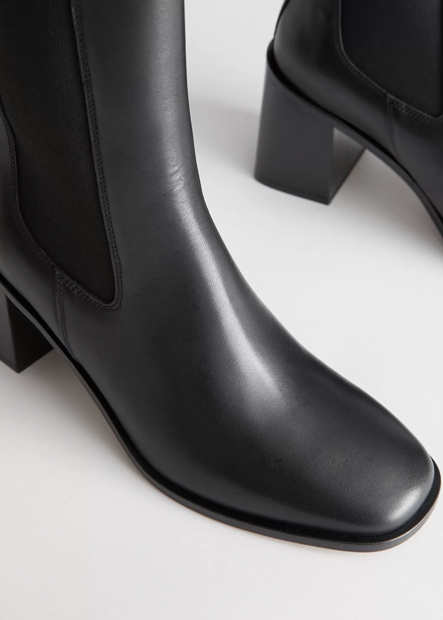 Stivaletti Chelsea in Pelle con Tacco di Hot & Other Stories - Nero Sofisticato