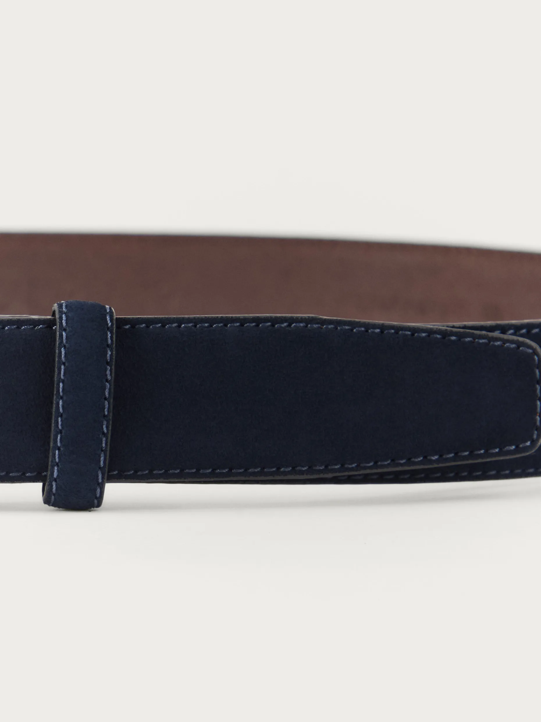Cintura Elegante in Pelle Alvaro Moreno - Sconti Esclusivi su Accessori da Abbinamento
Stile Senza Tempo per il Tuo Guardaroba - Cinture Artigianali Moreno in Offerta Imperdibile