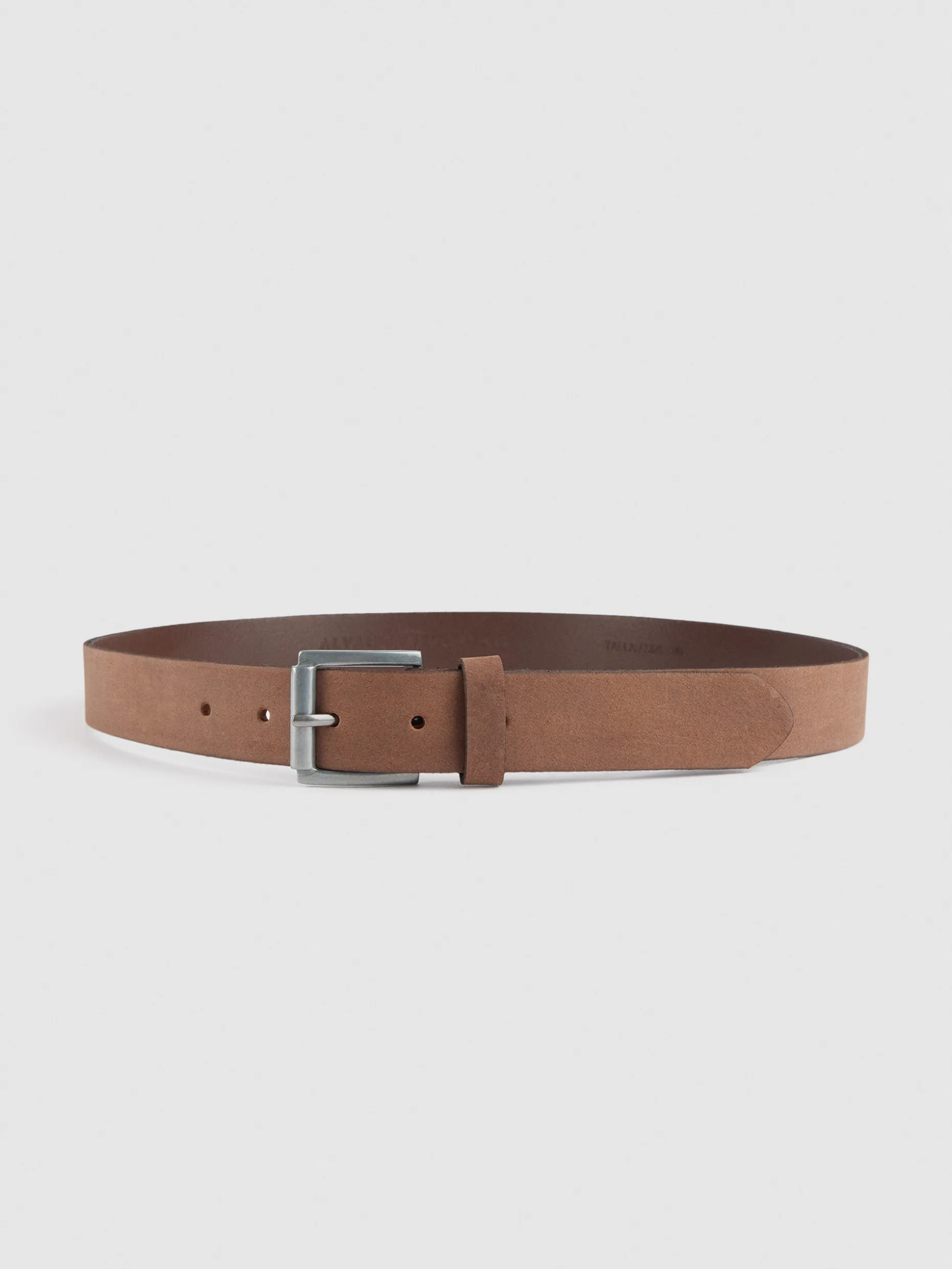 Cintura in Pelle Nubuck Marrone Chiaro - Design Elegante con Fibbia Regolabile, Stile Casual o Formale  
Collezione Autunno 2024 di Álvaro Moreno  
Materiale Morbido e Resistente - Disponibile in Misure Personalizzate