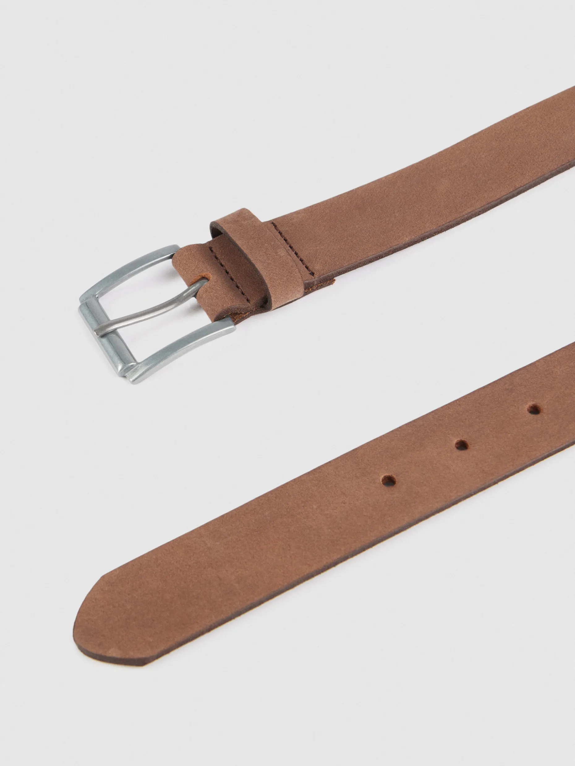 Cintura in Pelle Nubuck Marrone Chiaro - Design Elegante con Fibbia Regolabile, Stile Casual o Formale  
Collezione Autunno 2024 di Álvaro Moreno  
Materiale Morbido e Resistente - Disponibile in Misure Personalizzate
