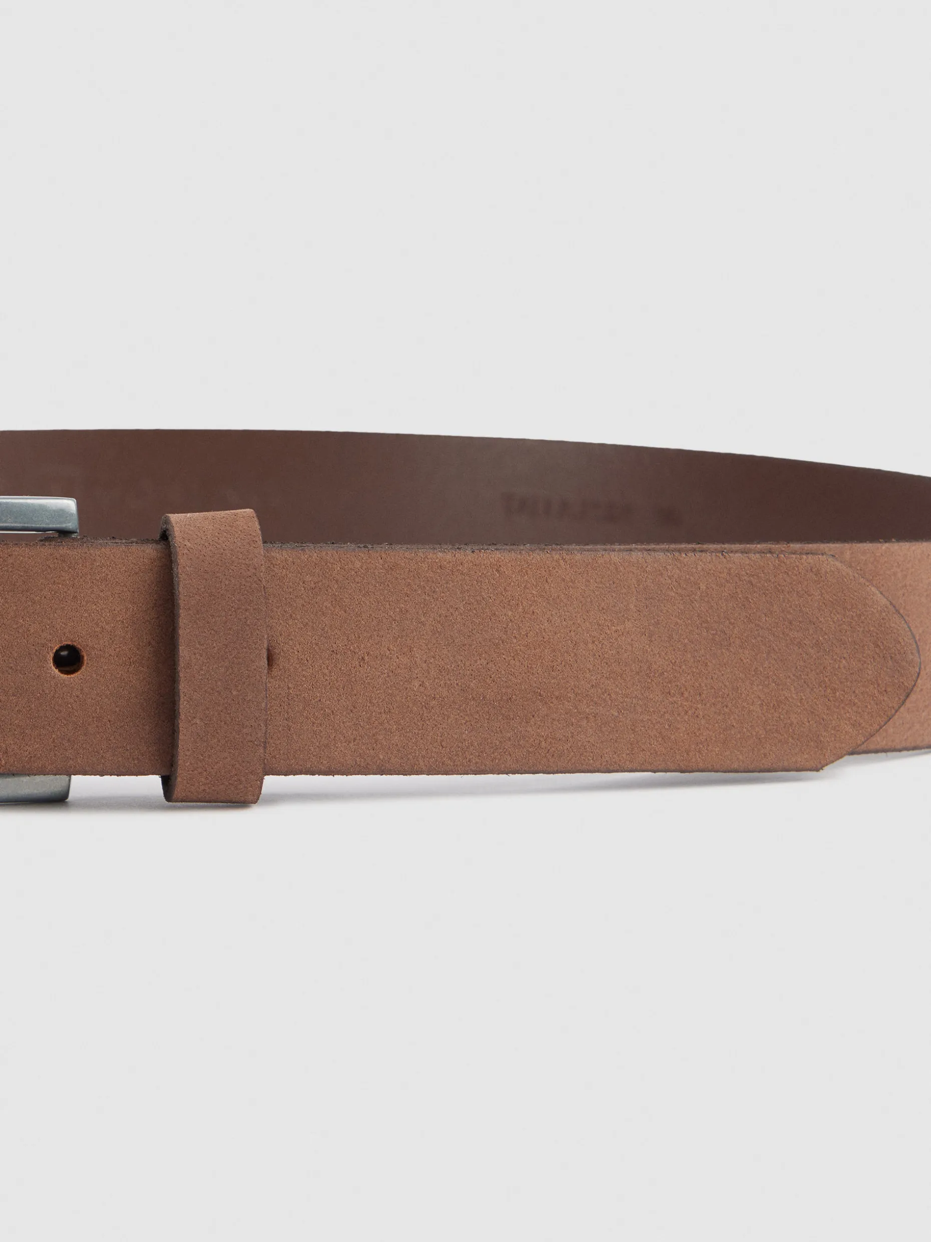 Cintura in Pelle Nubuck Marrone Chiaro - Design Elegante con Fibbia Regolabile, Stile Casual o Formale  
Collezione Autunno 2024 di Álvaro Moreno  
Materiale Morbido e Resistente - Disponibile in Misure Personalizzate