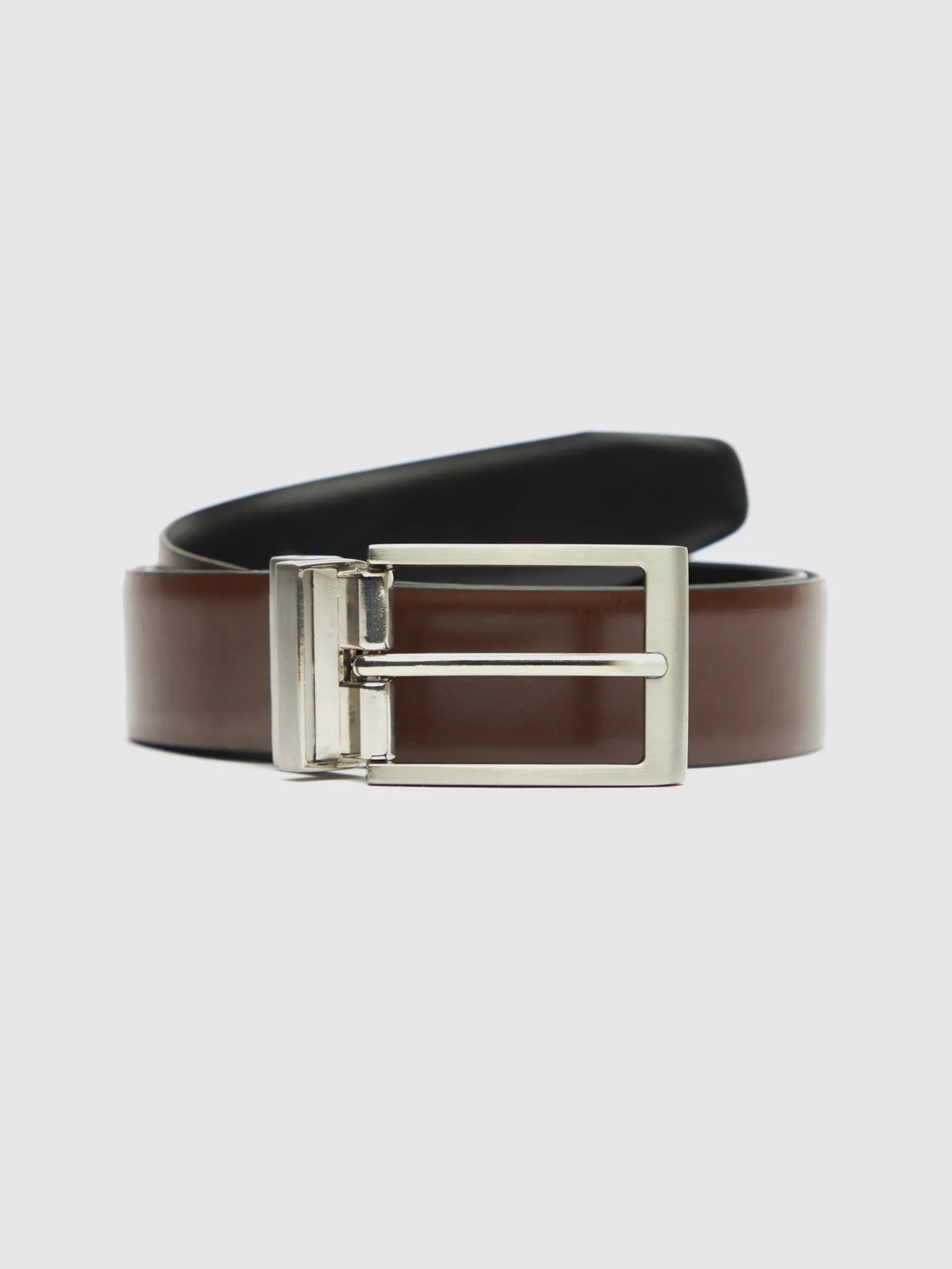 Cintura Uomo Elegante Doppia Faccia - Design Esclusivo di Alvaro Moreno | Fibbia Regolabile | Stile Versatile Giornaliero
Novità Stagionale con Rivestimento Premium - Colori Reversibili per Abbinamenti Perfetti