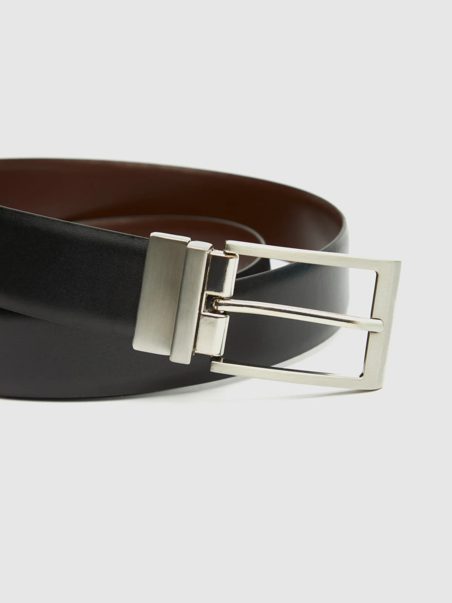 Cintura Uomo Elegante Doppia Faccia - Design Esclusivo di Alvaro Moreno | Fibbia Regolabile | Stile Versatile Giornaliero
Novità Stagionale con Rivestimento Premium - Colori Reversibili per Abbinamenti Perfetti