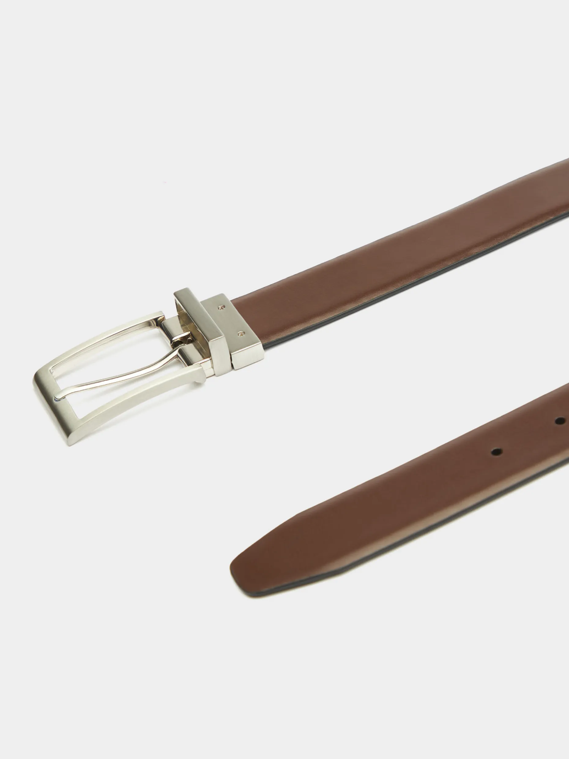 Cintura Uomo Elegante Doppia Faccia - Design Esclusivo di Alvaro Moreno | Fibbia Regolabile | Stile Versatile Giornaliero
Novità Stagionale con Rivestimento Premium - Colori Reversibili per Abbinamenti Perfetti