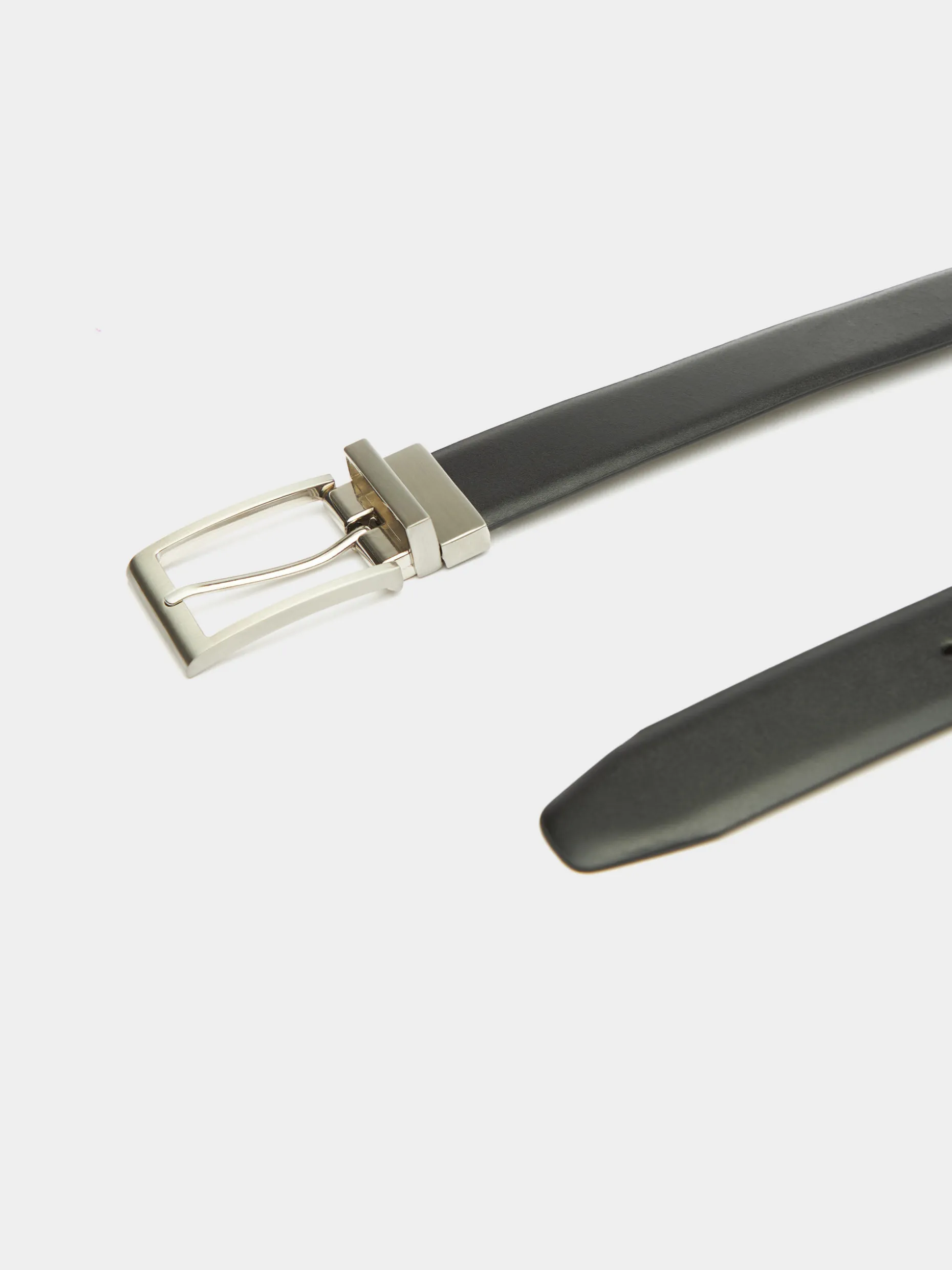 Cintura Uomo Elegante Doppia Faccia - Design Esclusivo di Alvaro Moreno | Fibbia Regolabile | Stile Versatile Giornaliero
Novità Stagionale con Rivestimento Premium - Colori Reversibili per Abbinamenti Perfetti