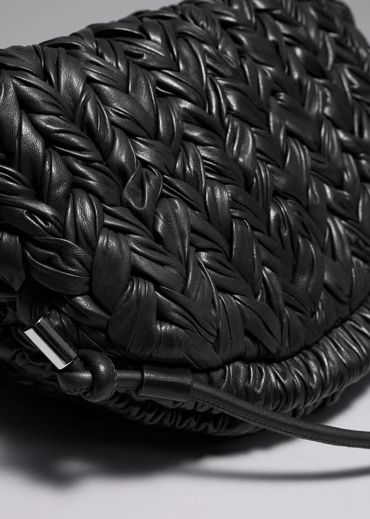 Borsetta Clutch in Pelle Intrecciata - Nero Opaco con Design Minimalista di Fashion & Other Stories