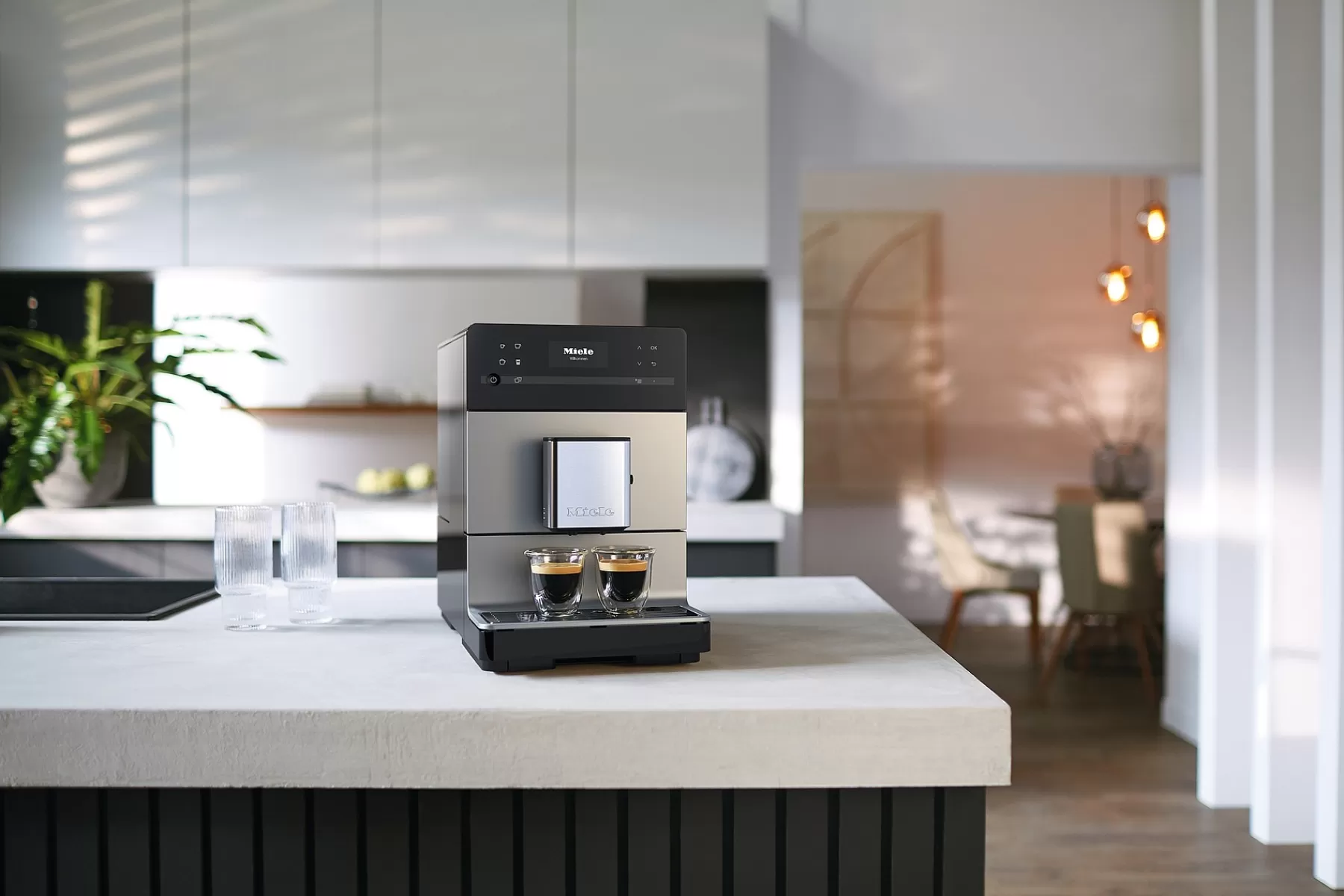 Miele CM 5510: Macchina da Caffè Professionale Elegante con Funzionamento Silenzioso per la Cucina

(：，