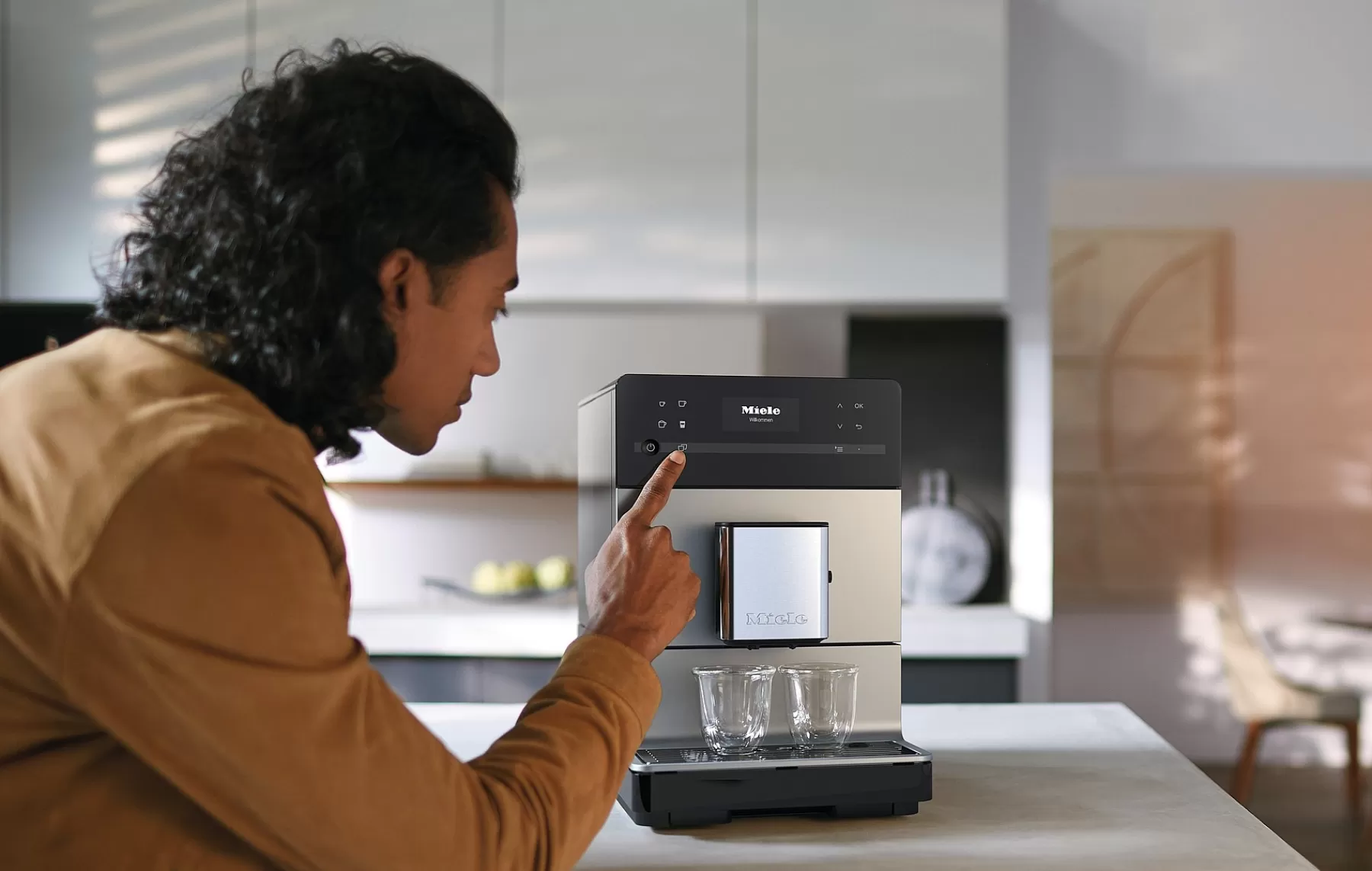 Miele CM 5510: Macchina da Caffè Professionale Elegante con Funzionamento Silenzioso per la Cucina

(：，