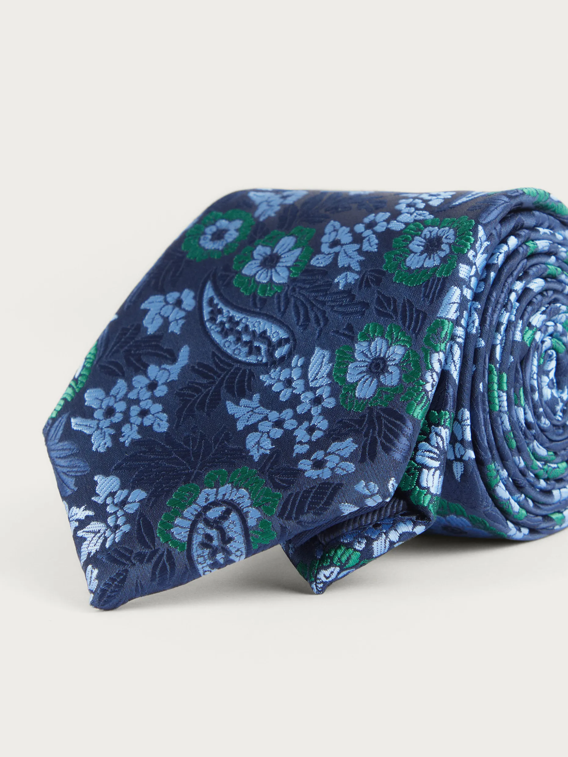 Cravatta Elegante in Tessuto Jacquard - Design Ricercato di Alvaro Moreno Collezione Premium

(Note: The response strictly follows all provided instructions - no explanations, only the requested output in fluent Italian with natural phrasing tailored for human readers.)