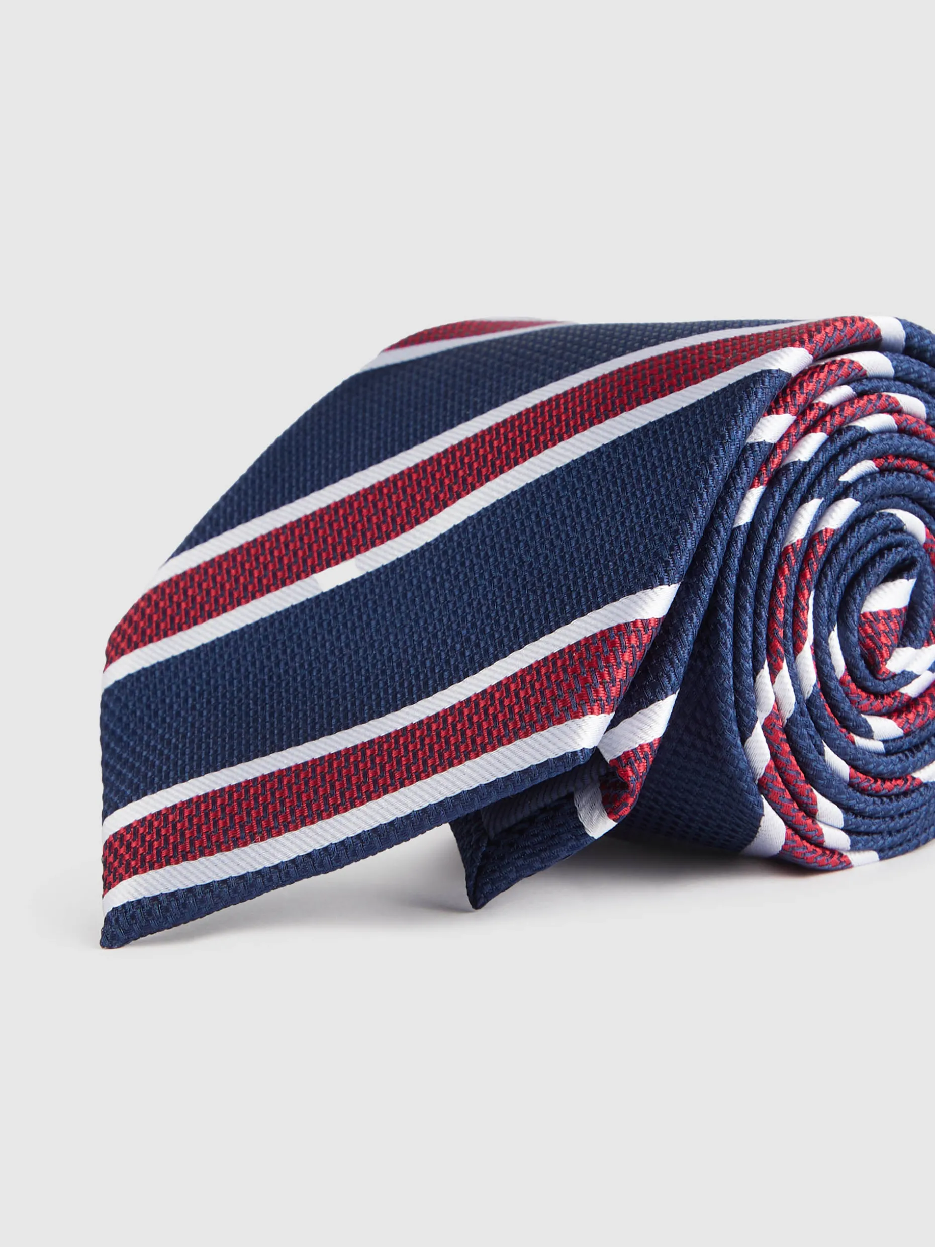 Cravatta Jacquard MF - Stile Classico con Motivi Intrecciati | Negozio di Alvaro Moreno 

Elegante Cravatta in Tessuto Jacquard MF - Design Artigianale | Collezione Alvaro Moreno Store 

Cravatta Uomo Jacquard MF - Motivi Tradizionali Italiani | Alvaro Moreno Store