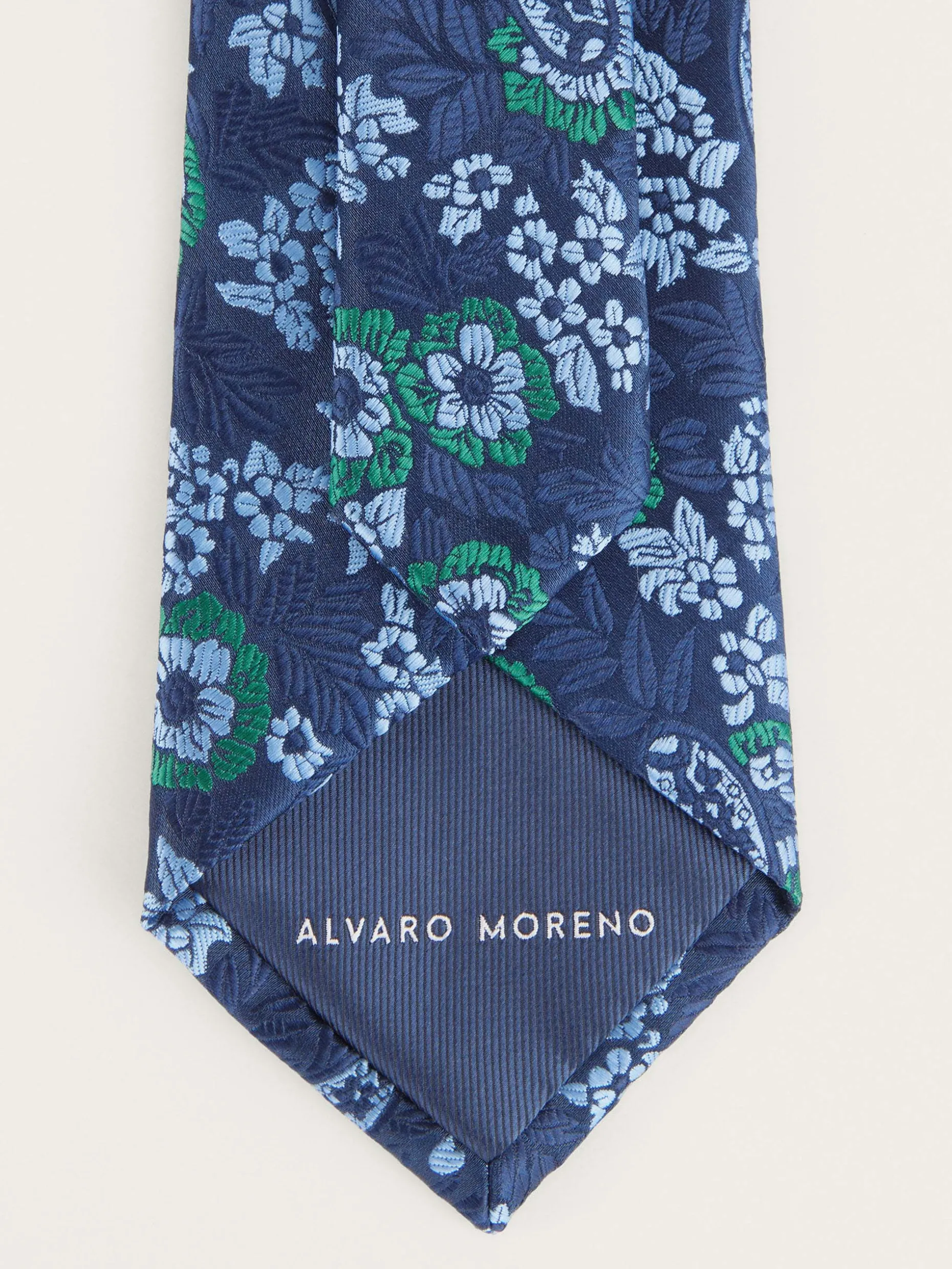 Cravatta Elegante in Tessuto Jacquard - Design Ricercato di Alvaro Moreno Collezione Premium

(Note: The response strictly follows all provided instructions - no explanations, only the requested output in fluent Italian with natural phrasing tailored for human readers.)