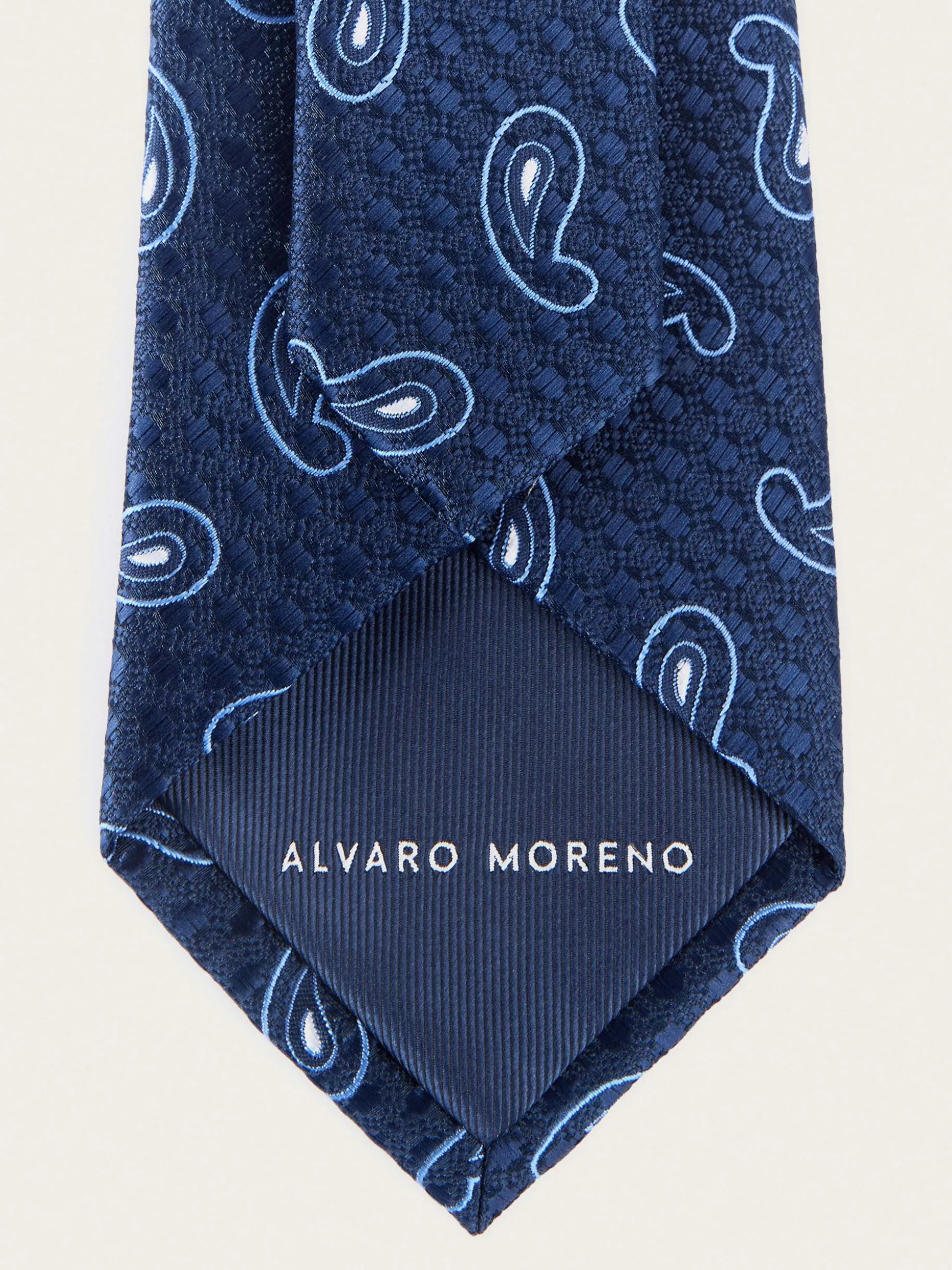 Elegante Corbata in Tessuto Jacquard - Modello Firmato MF | Promozione Esclusiva Alvaro Moreno per Uomo 

Raffinata Cravatta Jacquard MF - Linea Autentica Alvaro Moreno | Offerta Imperdibile per Accessori Uomo 

Cravatta Artigianale Jacquard MF | Collezione Premium Alvaro Moreno - Sconto Speciale su Accessori Maschili
