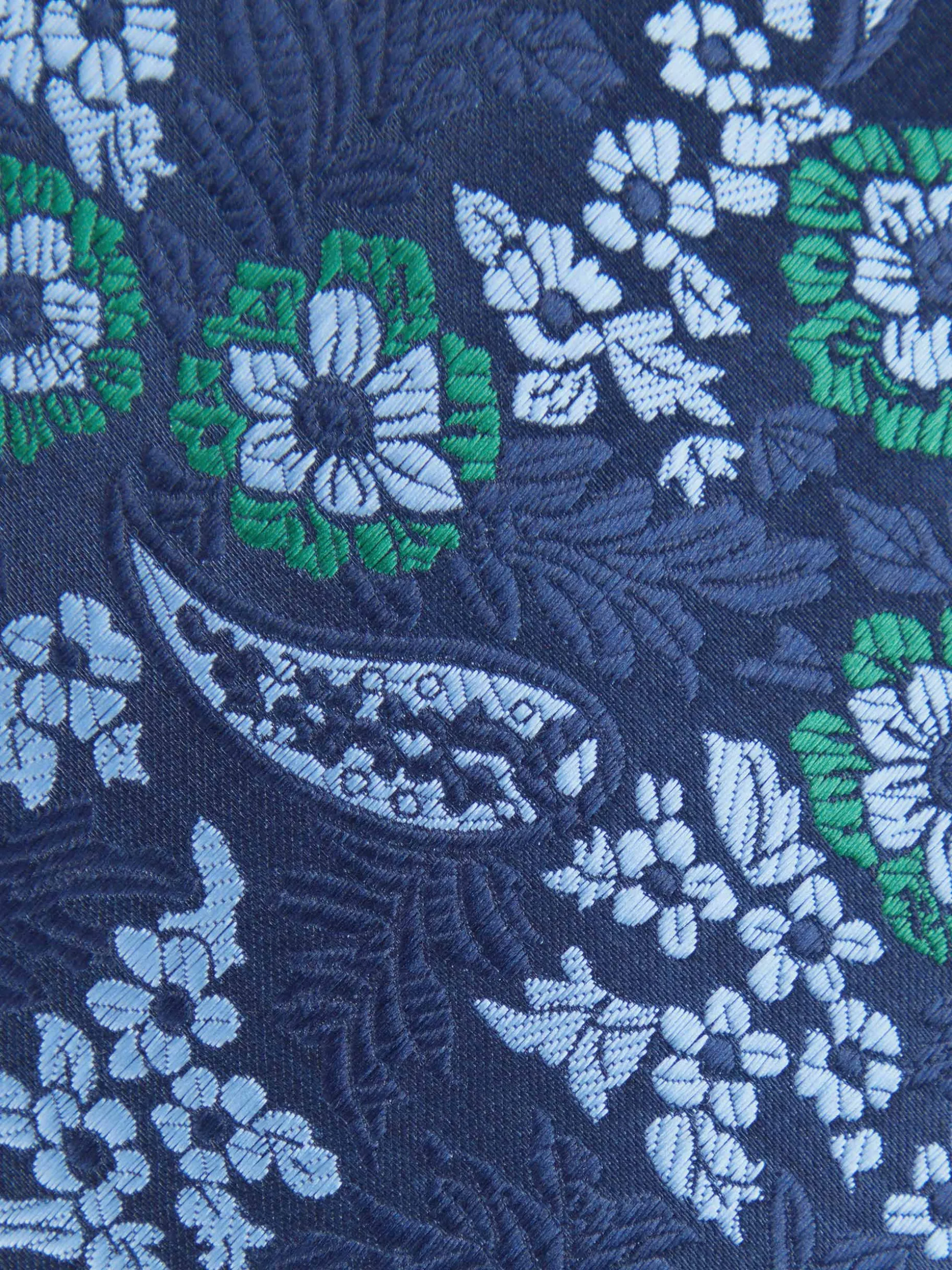 Cravatta Elegante in Tessuto Jacquard - Design Ricercato di Alvaro Moreno Collezione Premium

(Note: The response strictly follows all provided instructions - no explanations, only the requested output in fluent Italian with natural phrasing tailored for human readers.)