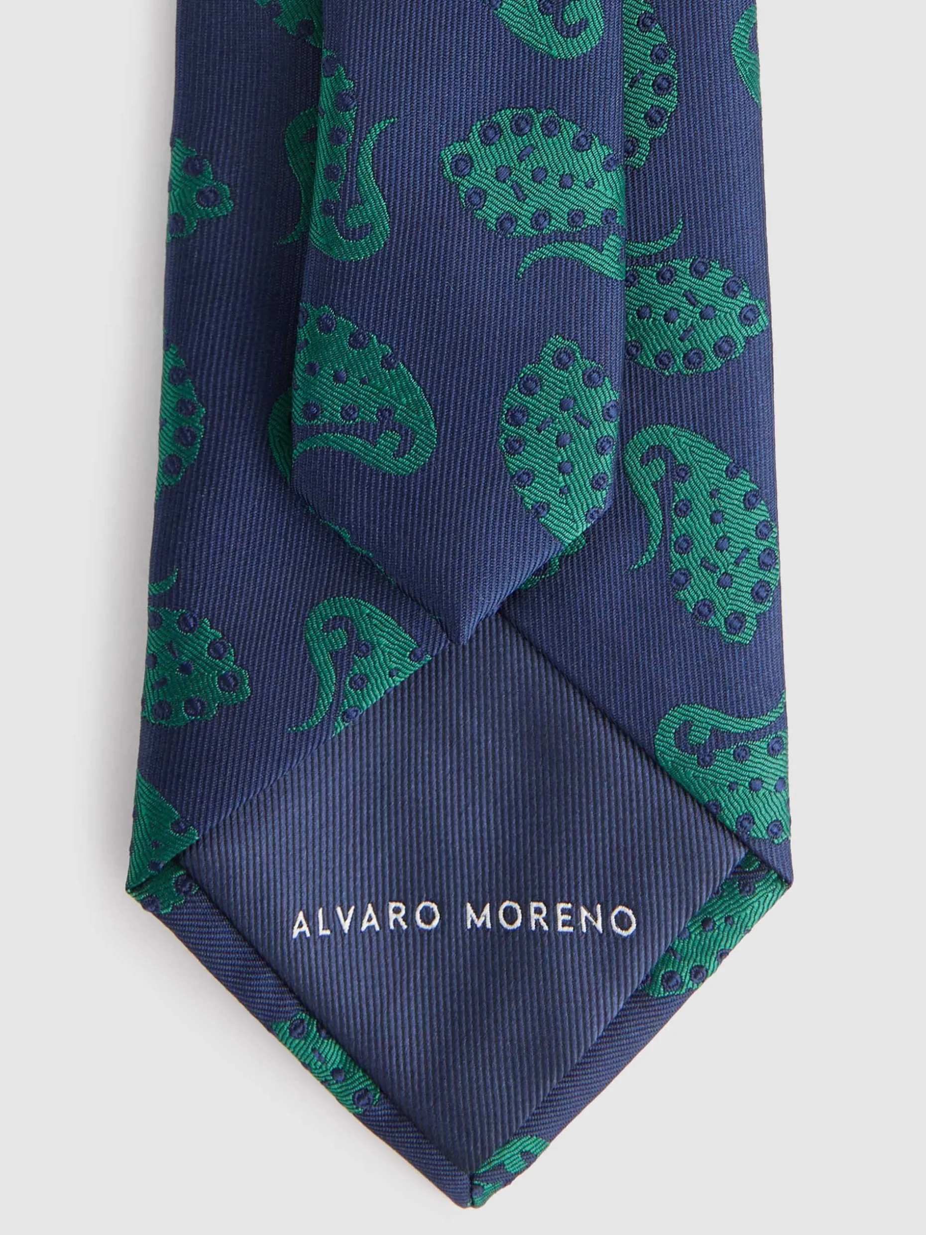 Cravatta Jacquard Elegante in Seta - Design Esclusivo Alvaro Moreno | Collezione Autunno 2024 per Stile Moderno 

Cravatta Uomo con Motivo Geometrico | Jacquard Artigianale MF | Collezione Premium Alvaro Moreno per Eventi Formali 

Cravatta di Seta Jacquard Prestige - Design Contemporaneo Alvaro Moreno | Edizione Limitata MF 2024 

Cravatta Elegante Jacquard MF - Trama Artigianale | Collezione Esclusiva Alvaro Moreno per Look Raffinati 

Cravatta Uomo Jacquard in Seta Fili Dorati | Design Moderno Alvaro Moreno | Edizione Autunnale MF Premium