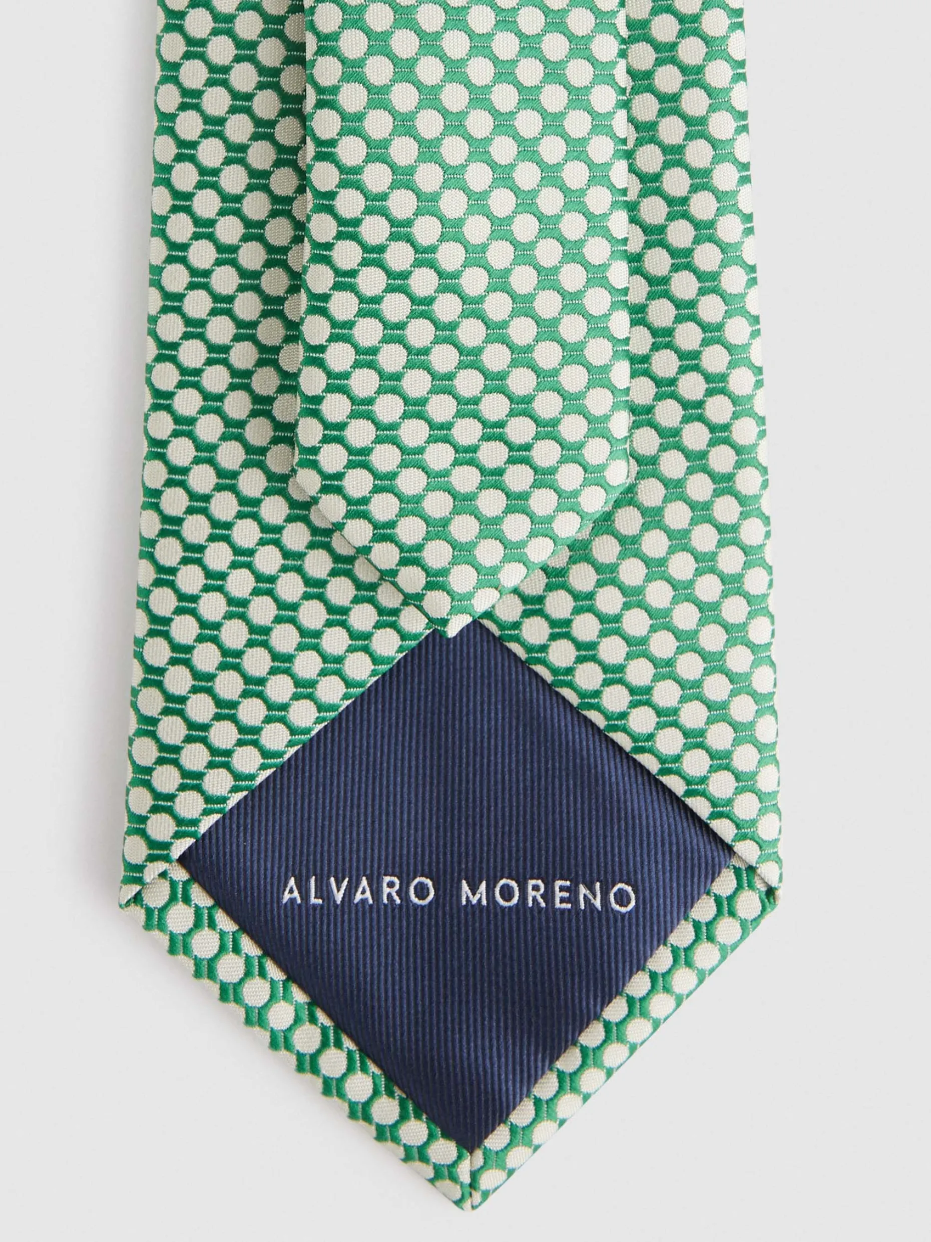 Cravatta Jacquard Firmata Alvaro Moreno - Edizione Esclusiva con Intrecci Artigianali

Cravatta da Uomo in Jacquard Alvaro Moreno - Trama Elegante per Stile Contemporaneo

Nodo Sartoriale Alvaro Moreno - Cravatta Jacquard con Motivi Esclusivi MF Edition

Cravatta Ufficio Jacquard - Design Alvaro Moreno con Tocco Classico Rivisitato

Intreccio Moderno Alvaro Moreno - Cravatta Jacquard MF per Eleganza Senza Tempo