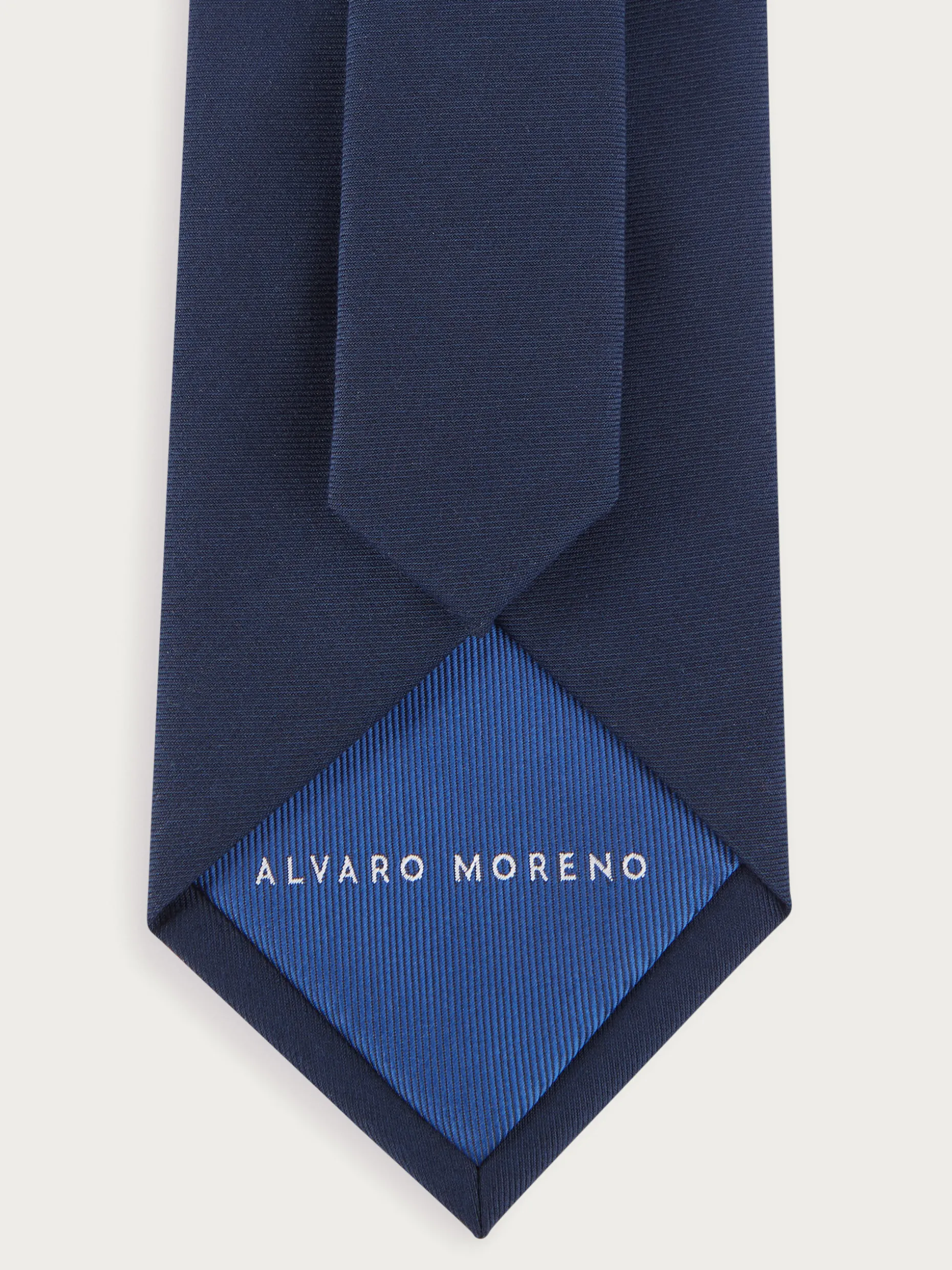 Cravatta Minimalista Opaca in Seta - Collezione Alvaro Moreno a Prezzi Convenienti