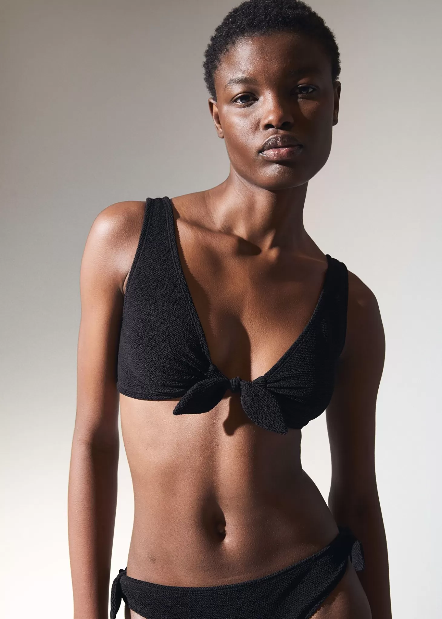 Other Stories Top Bikini in Crepe con Nodo Frontale - Design Esclusivo per Look Estivo Elegante 

（，