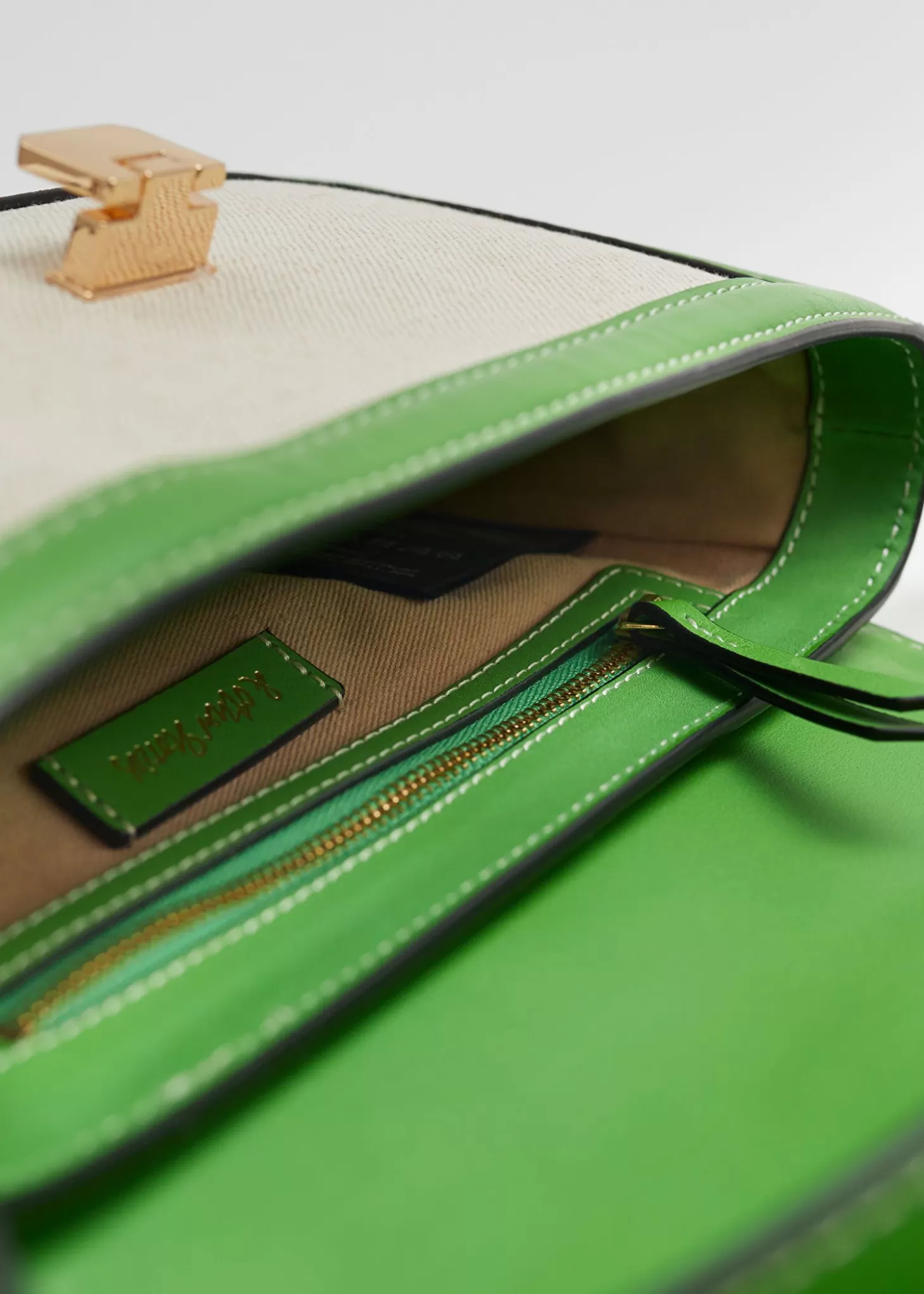 Borsa a tracolla in pelle verde mela di Hot & Other Stories - Design essenziale con chiusura pratica