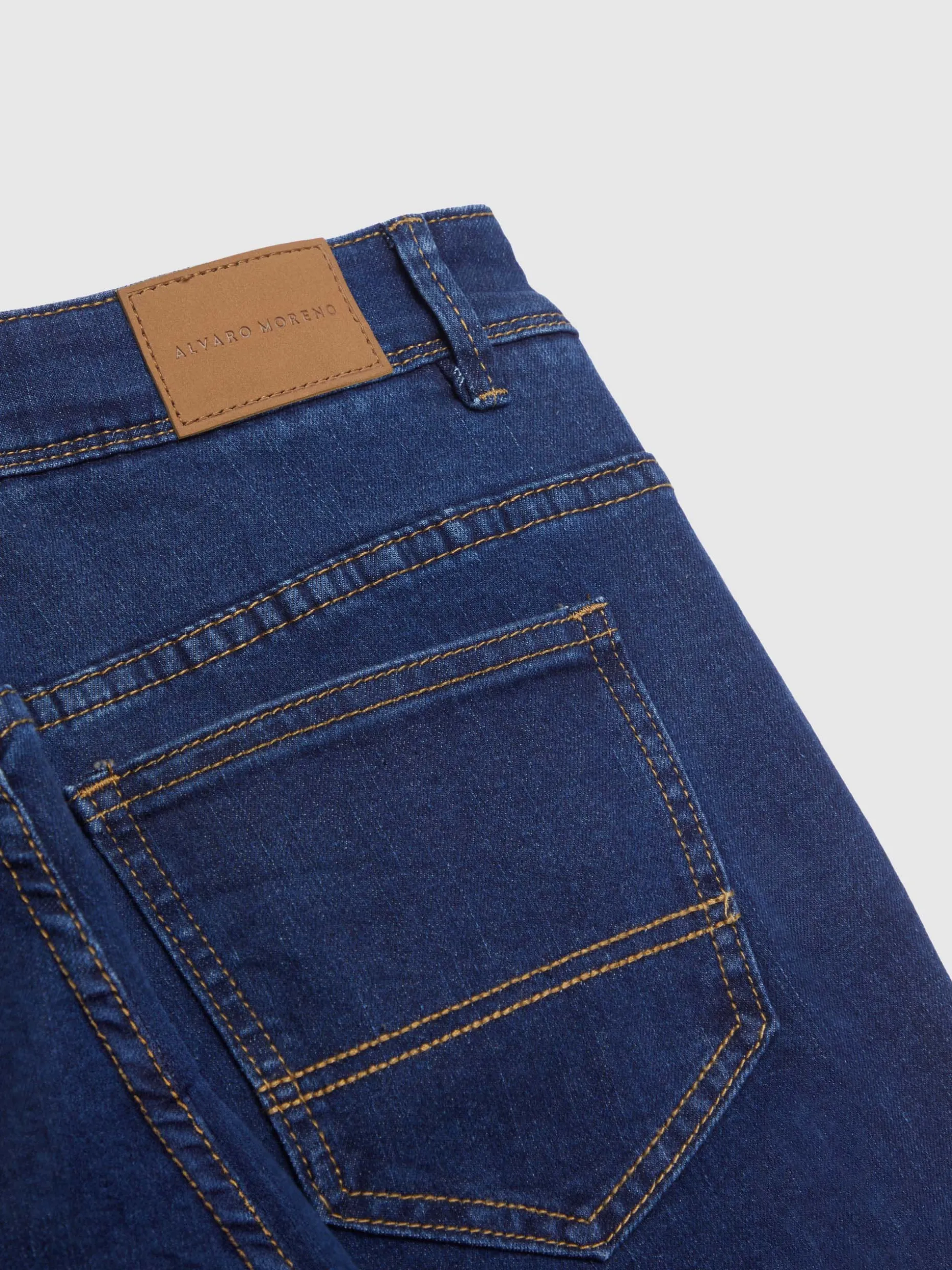 Jeans Iconici Taglio Regolare - Comfort Senza Tempo | Collezione Esclusiva Alvaro Moreno